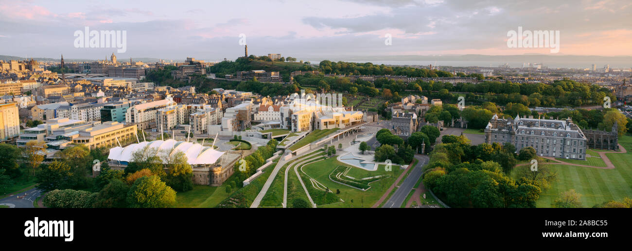 Hohe Betrachtungswinkel und einer Stadt, der Holyrood Palace, Our Dynamic Earth und Schottisches Parlament, Edinburgh, Schottland Stockfoto