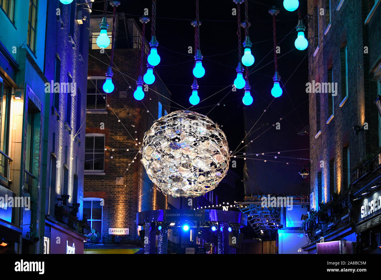 Die Massen verpackt Carnaby Street zu sehen, Ronnie Wood die Lichter einschalten. Das Thema in diesem Jahr ist die Umwelt von Project Zero. Sie sind ein Ozean Erhaltung der Liebe und Sie erstellt eine umweltfreundliche Display. Alle Dekorationen sind aus recyceltem Material hergestellt. Stockfoto