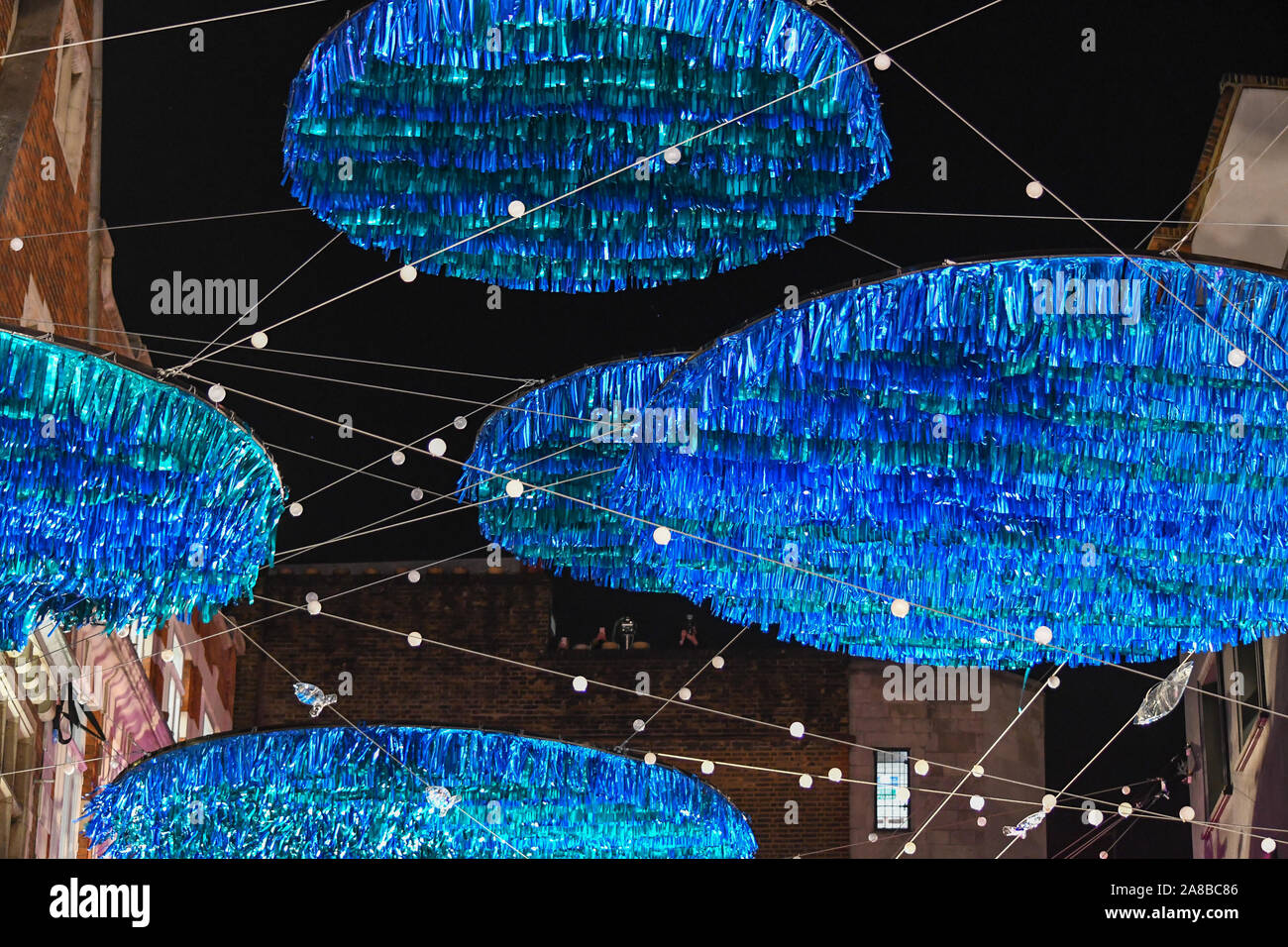 Die Massen verpackt Carnaby Street zu sehen, Ronnie Wood die Lichter einschalten. Das Thema in diesem Jahr ist die Umwelt von Project Zero. Sie sind ein Ozean Erhaltung der Liebe und Sie erstellt eine umweltfreundliche Display. Alle Dekorationen sind aus recyceltem Material hergestellt. Stockfoto