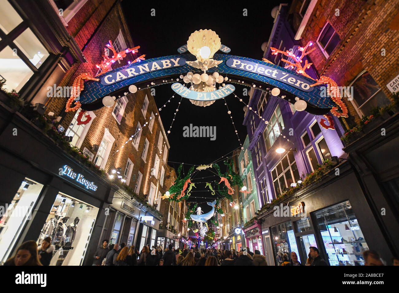 Die Massen verpackt Carnaby Street zu sehen, Ronnie Wood die Lichter einschalten. Das Thema in diesem Jahr ist die Umwelt von Project Zero. Sie sind ein Ozean Erhaltung der Liebe und Sie erstellt eine umweltfreundliche Display. Alle Dekorationen sind aus recyceltem Material hergestellt. Stockfoto