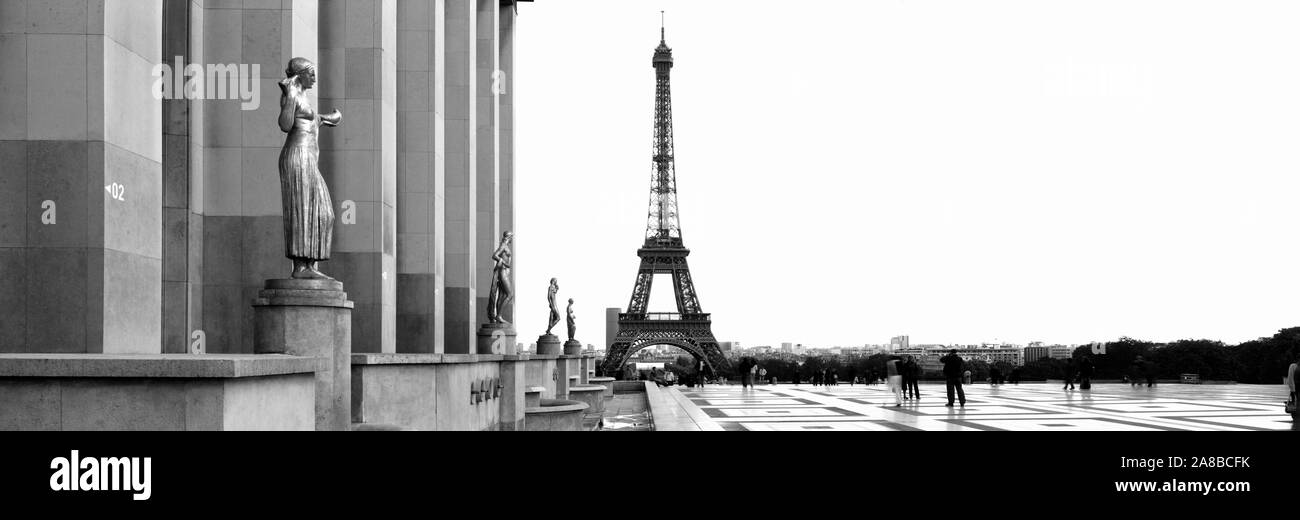 Statuen in einem Palast mit Turm im Hintergrund, der Eiffelturm, der Place du Trocadéro, Paris, Ile-De-France, Frankreich Stockfoto
