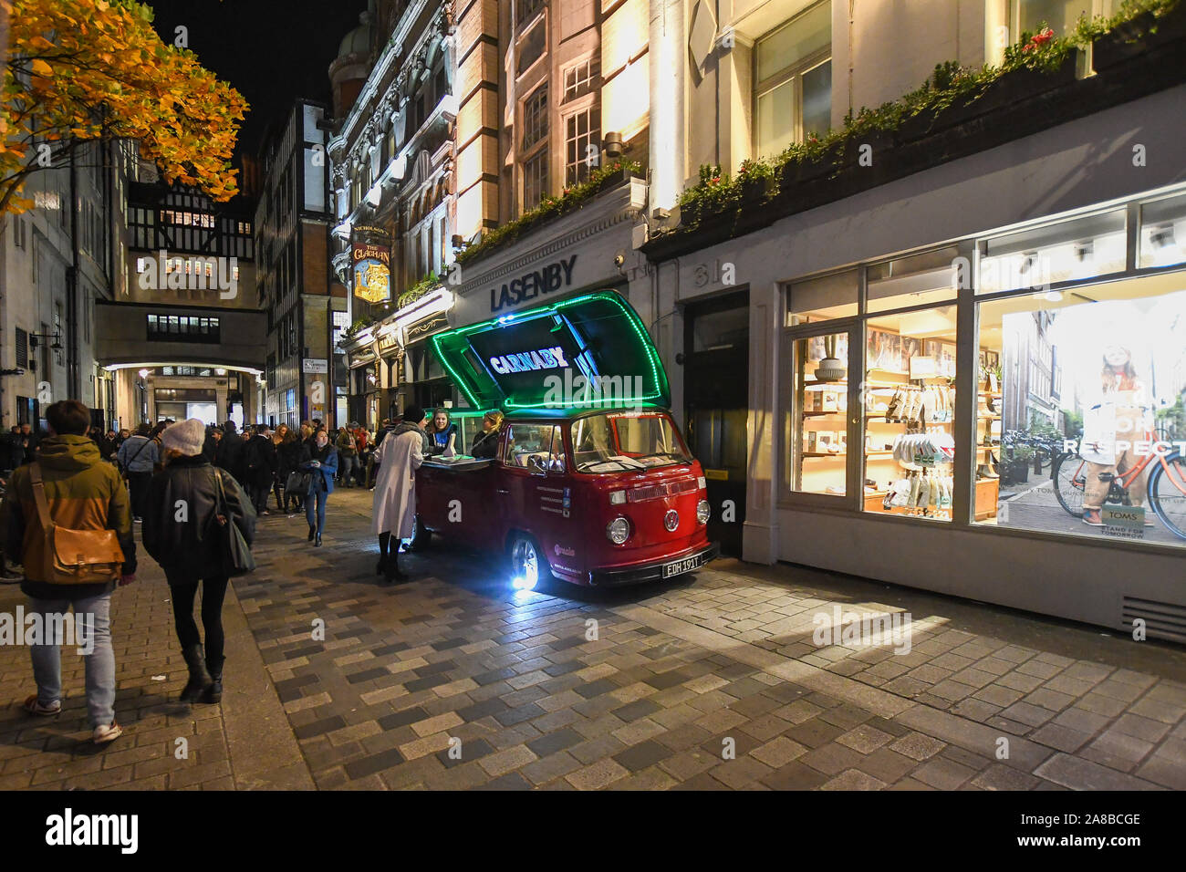 Die Massen verpackt Carnaby Street zu sehen, Ronnie Wood die Lichter einschalten. Das Thema in diesem Jahr ist die Umwelt von Project Zero. Sie sind ein Ozean Erhaltung der Liebe und Sie erstellt eine umweltfreundliche Display. Alle Dekorationen sind aus recyceltem Material hergestellt. Stockfoto
