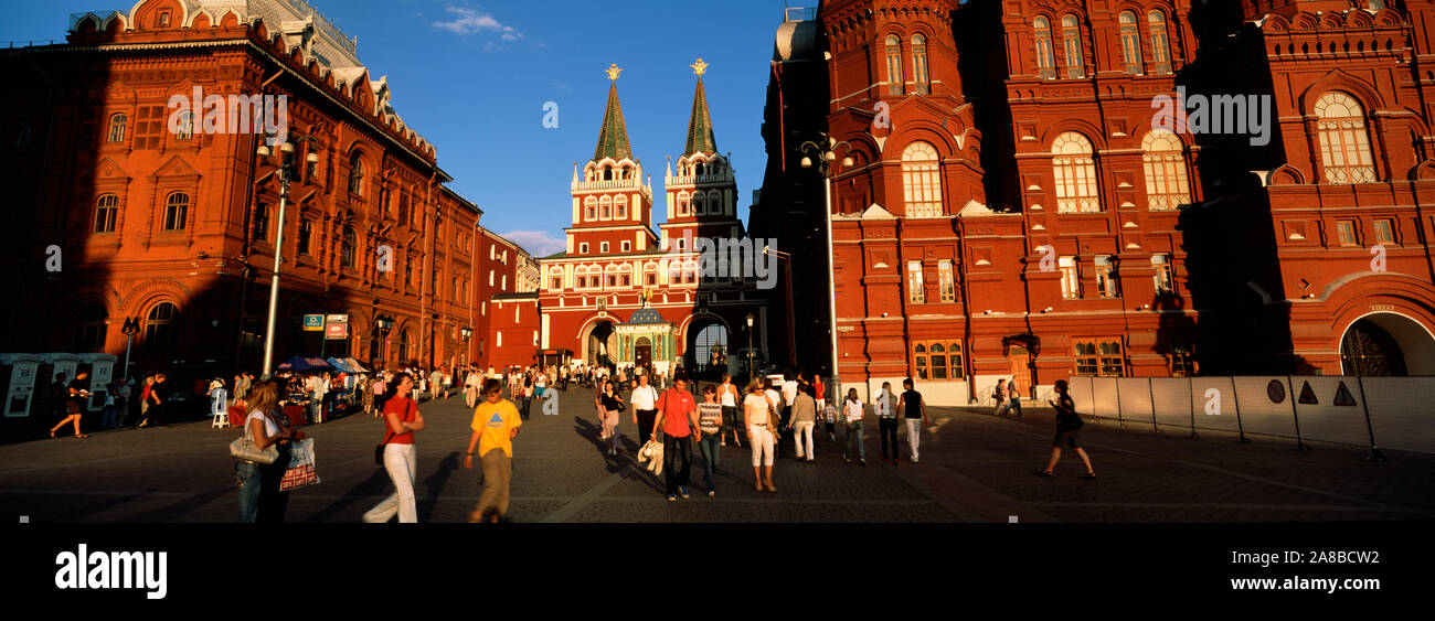 Touristen zu Fuß vor einem Museum, das Staatliche Historische Museum, Roter Platz, Moskau, Russland Stockfoto