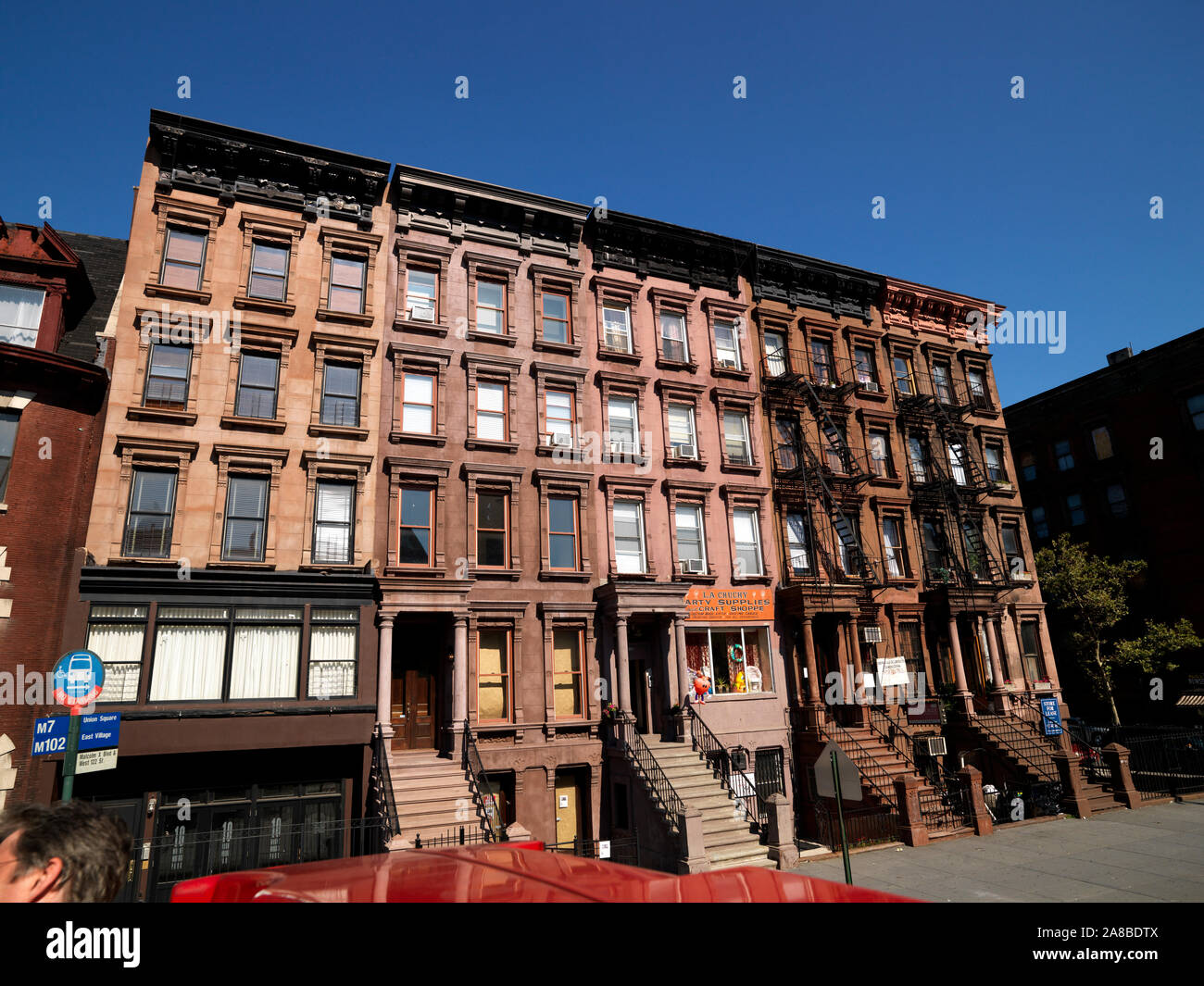 Fassade eines Apartments, 122 Street an Malcolm X Boulevard (Lenox Avenue), Harlem, Manhattan, New York City, New York State, USA Stockfoto