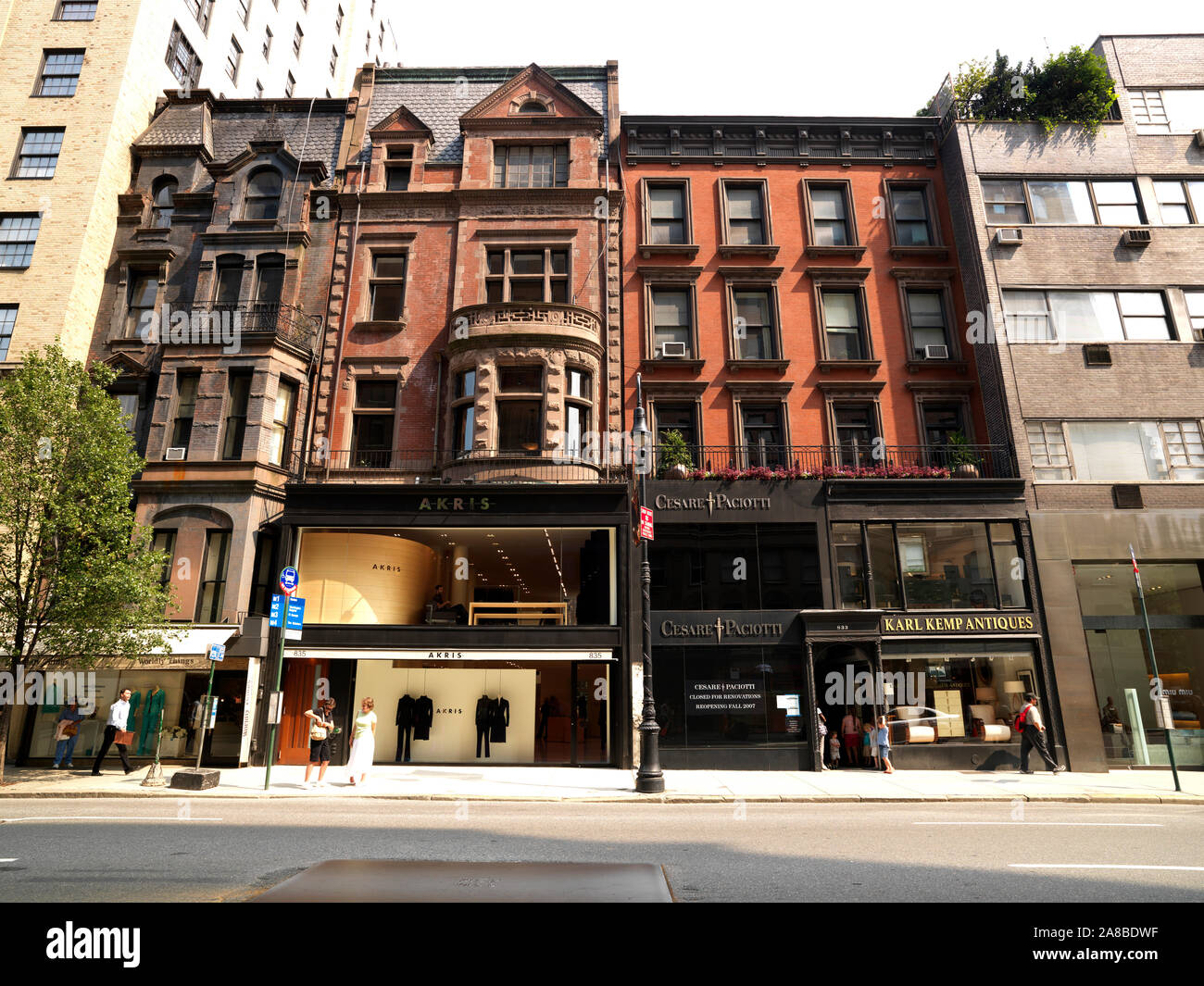 Gruppe von Menschen, die vor der Stores, Madison Avenue in der Upper East Side, Manhattan, New York City, New York State, USA Stockfoto
