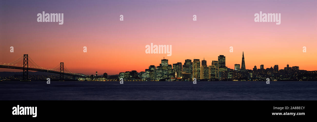 Skyline und eine Hängebrücke von Treasure Island, San Francisco, Kalifornien, USA gesehen Stockfoto