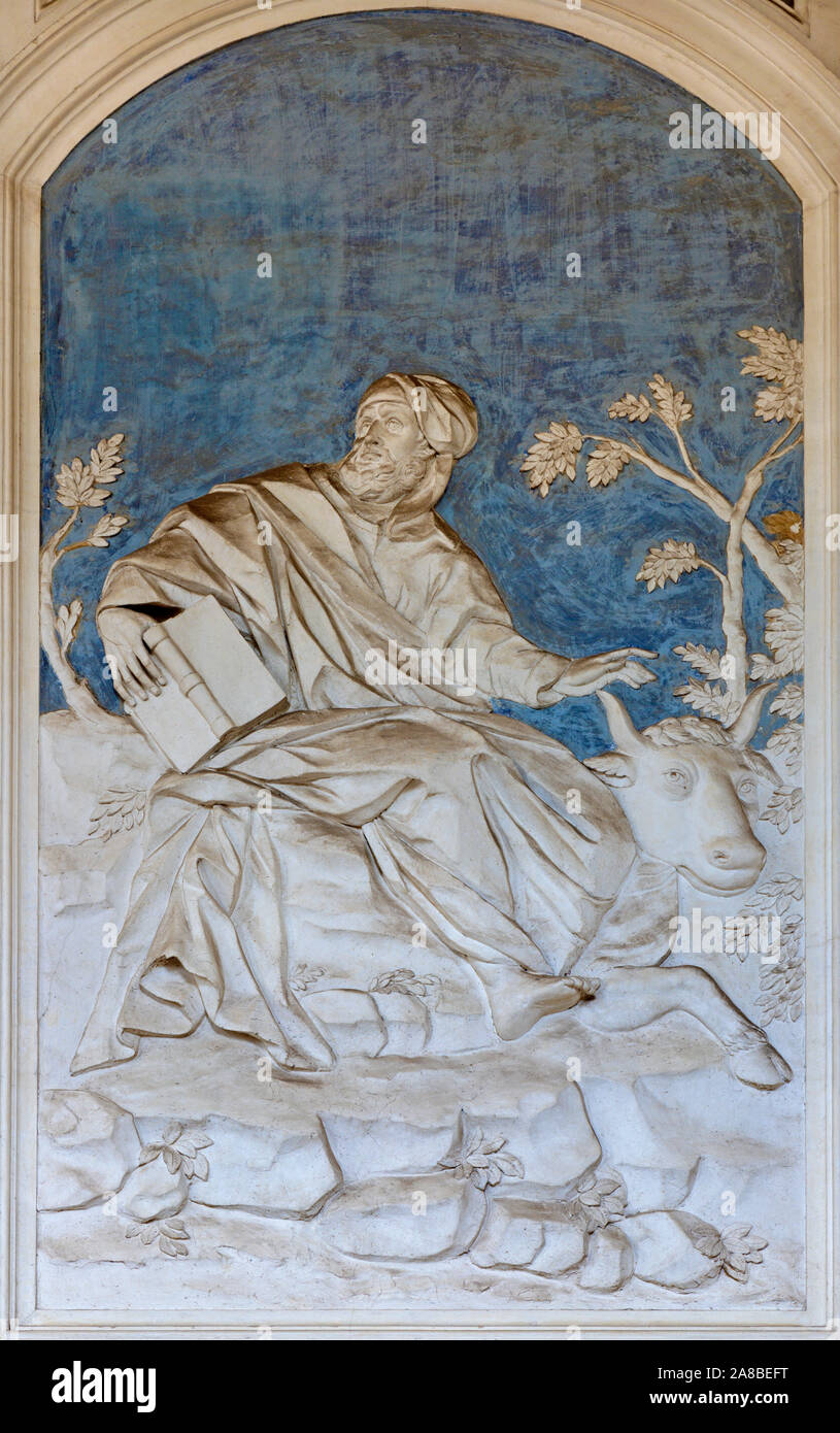 CATANIA, Italien - 7. April 2018: Das Relief des Hl. Lukas der Evangelist in den Treppen der Universität im Komplex der Kirche Chiesa di San Nicolò l'Arena. Stockfoto