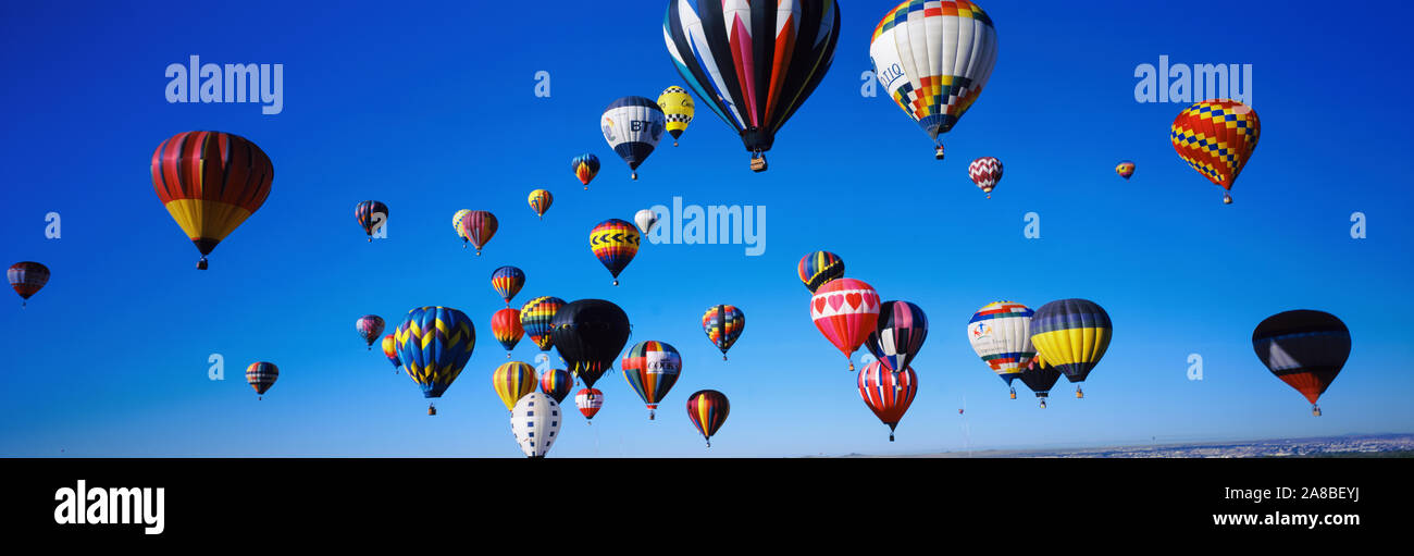 Heißluftballons schweben in Sky, Albuquerque International Balloon Fiesta, Albuquerque, Bernalillo County, New Mexico, USA Stockfoto