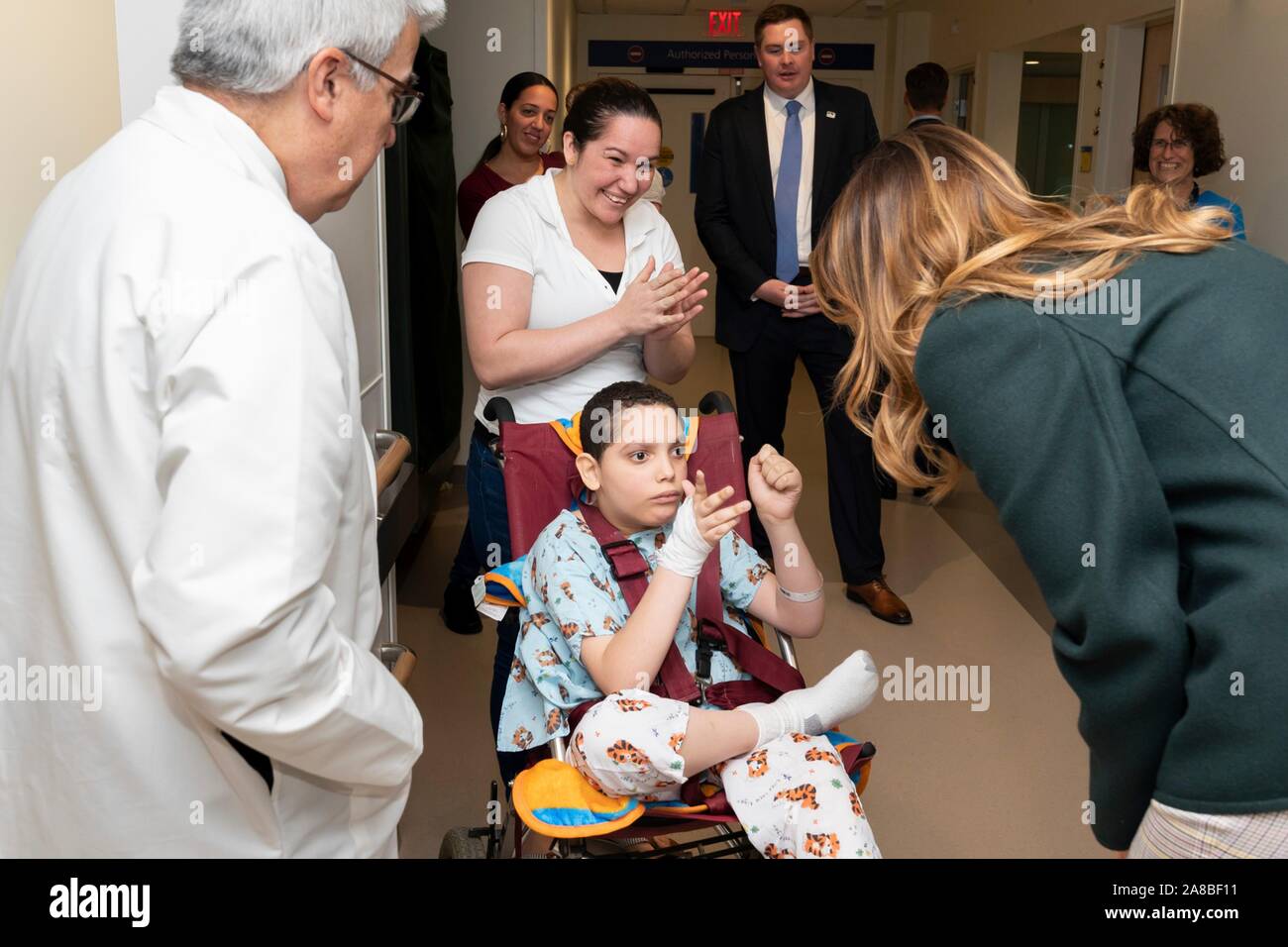 Us-First Lady Melania Trump besuchen die Patienten und Angehörigen während einer Tour von der Kinderklinik in Boston Medical Center November 6, 2019 in Boston, Massachusetts. Stockfoto