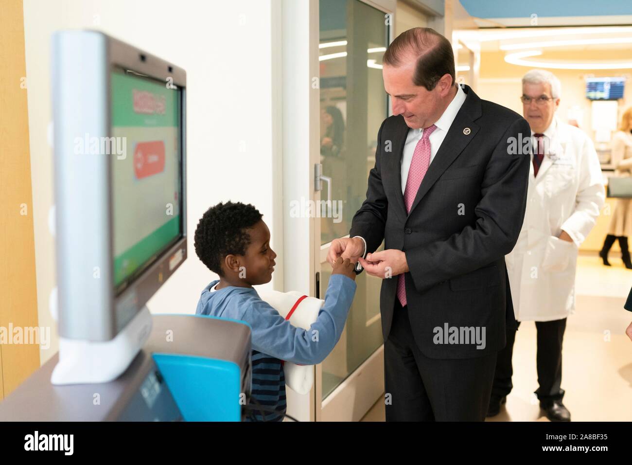 Us-Staatssekretär, Alex Azar Besuche mit Patienten und Angehörigen während einer Tour von der Kinderklinik in Boston Medical Center November 6, 2019 in Boston, Massachusetts. Stockfoto