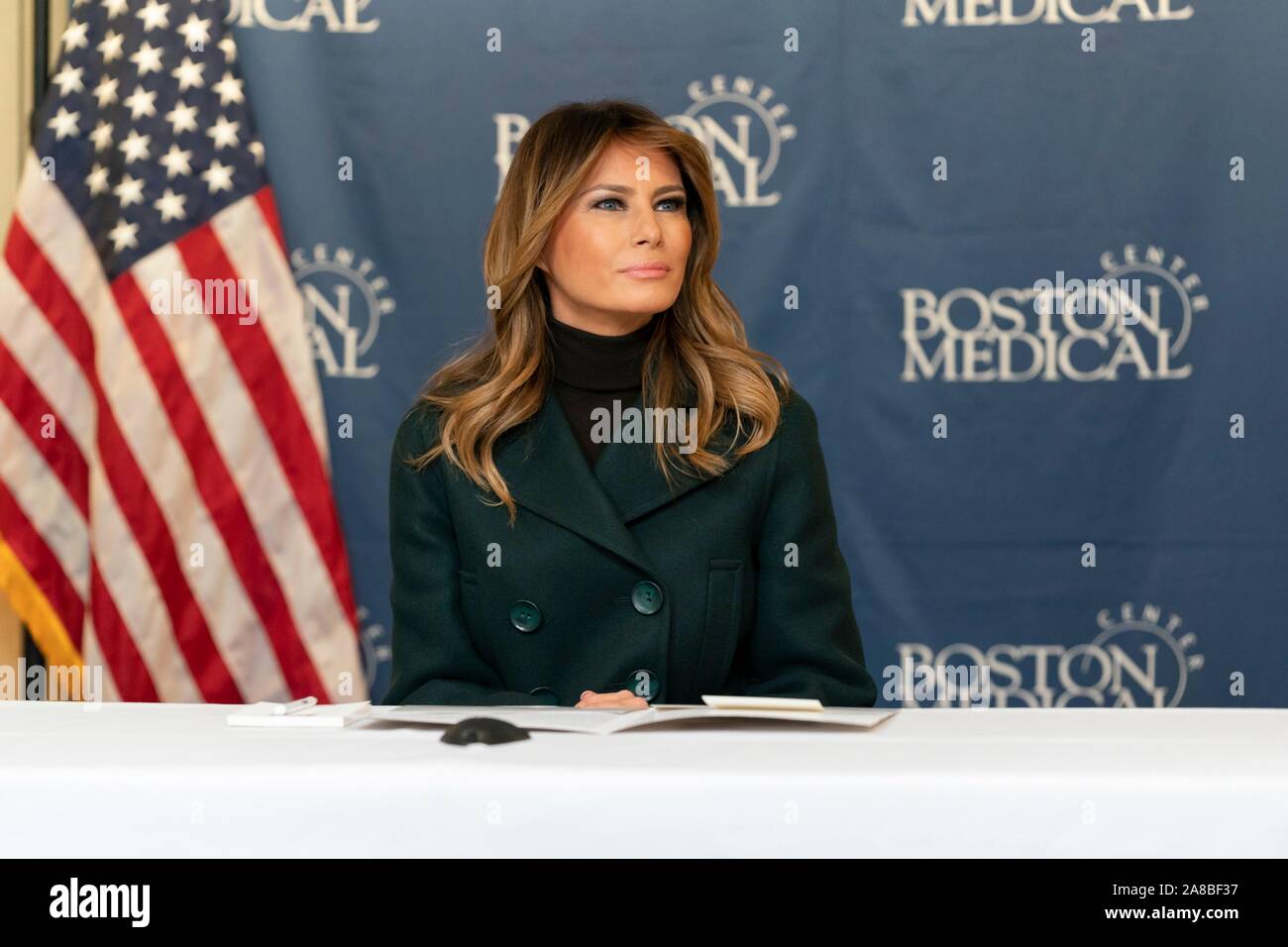 Us-First Lady Melania Trump beteiligt sich an einem Rundtischgespräch zu den Neugeborenen Enthaltsamkeit Syndrom Programm an der Boston Medical Center November 6, 2019 in Boston, Massachusetts. Stockfoto