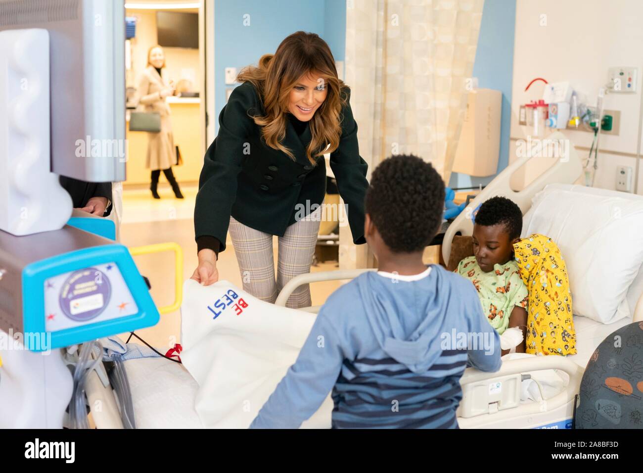 Us-First Lady Melania Trump verteilt Geschenke an Patienten und Angehörige während einer Tour von der Kinderklinik in Boston Medical Center November 6, 2019 in Boston, Massachusetts. Stockfoto