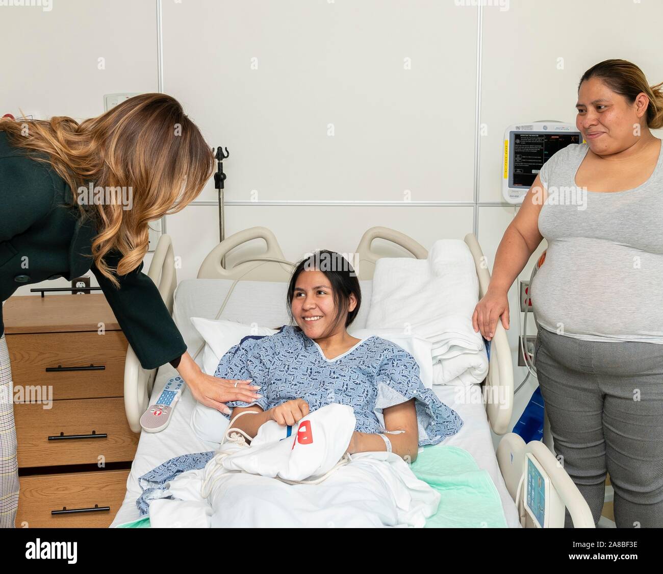 Us-First Lady Melania Trump Besuche mit Patienten und Angehörigen während einer Tour von der Kinderklinik in Boston Medical Center November 6, 2019 in Boston, Massachusetts. Stockfoto