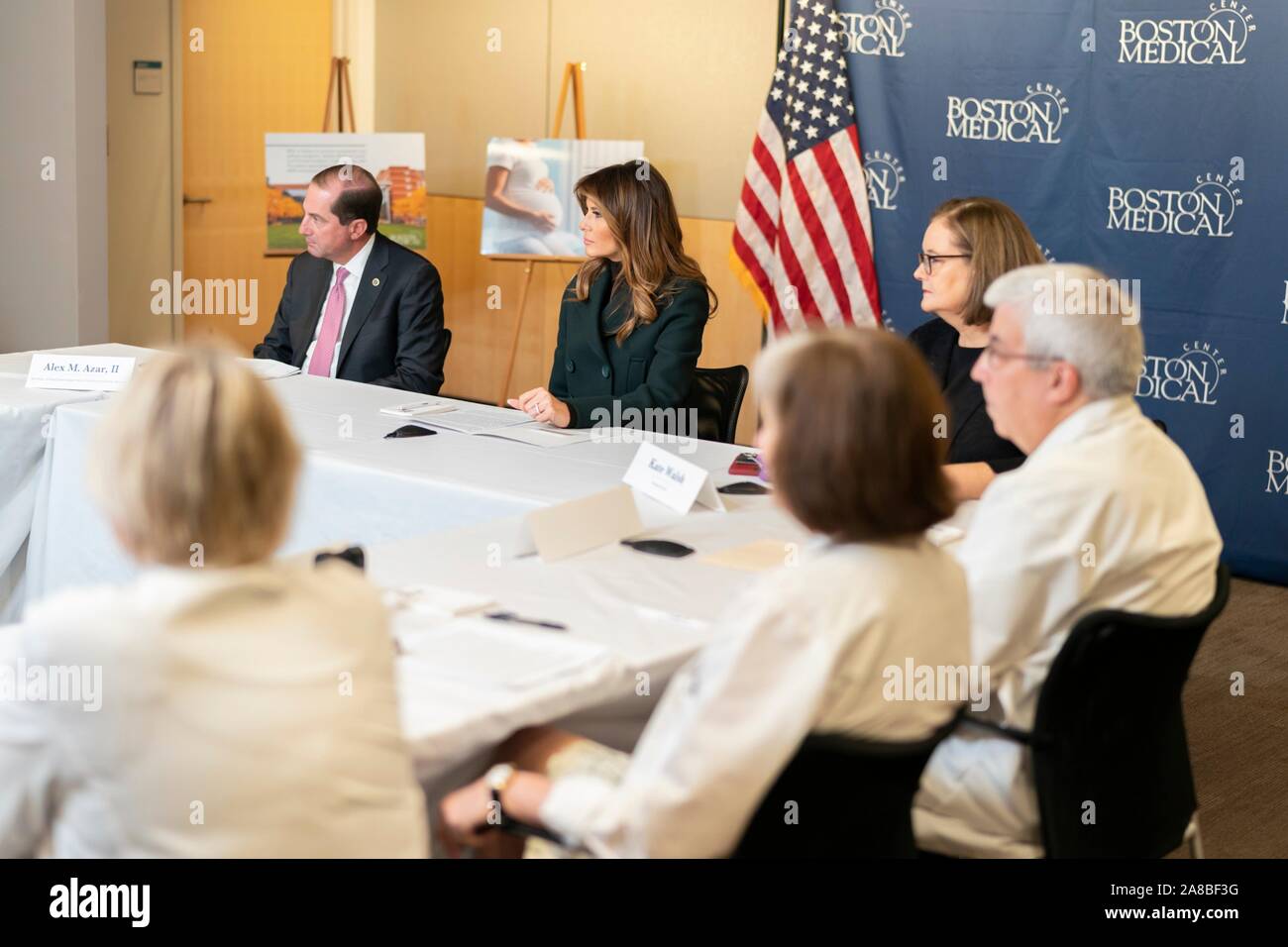 Us-First Lady Melania Trump, rechts, und der Staatssekretär, Alex Azar, Teilnahme an einem Rundtischgespräch zu den Neugeborenen Enthaltsamkeit Syndrom Programm an der Boston Medical Center November 6, 2019 in Boston, Massachusetts. Stockfoto