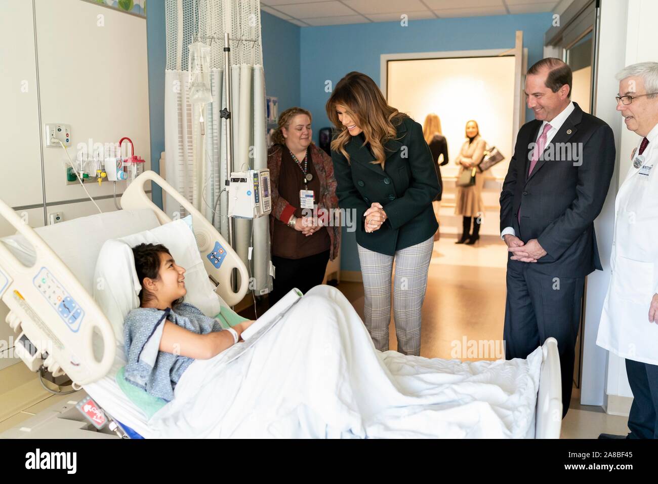 Us-First Lady Melania Trump und Staatssekretär, Alex Azar besuchen Sie mit Patienten und Angehörigen während einer Tour von der Kinderklinik in Boston Medical Center November 6, 2019 in Boston, Massachusetts. Stockfoto