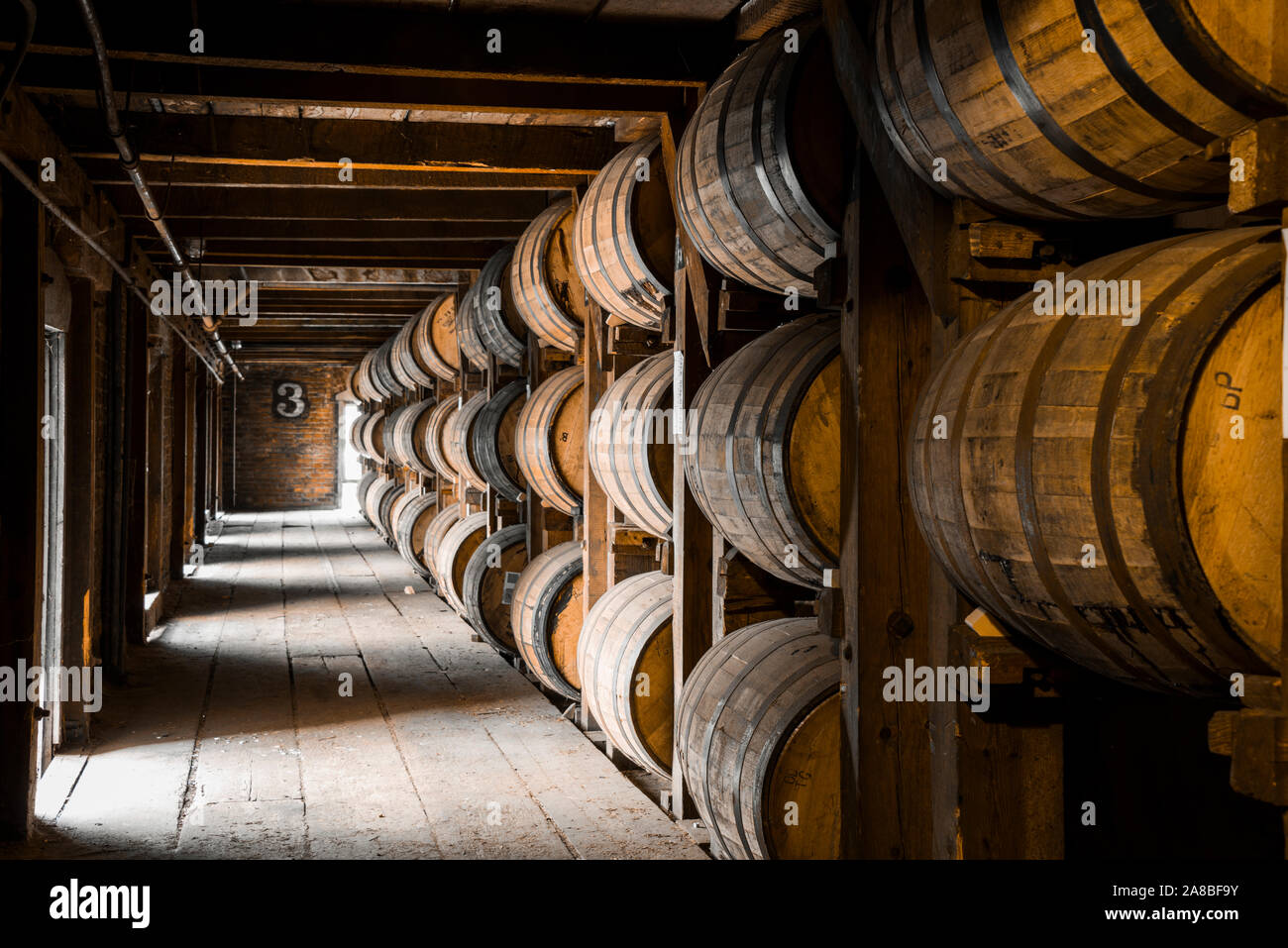 Whiskey Distillery Fässer im Keller, USA Stockfoto