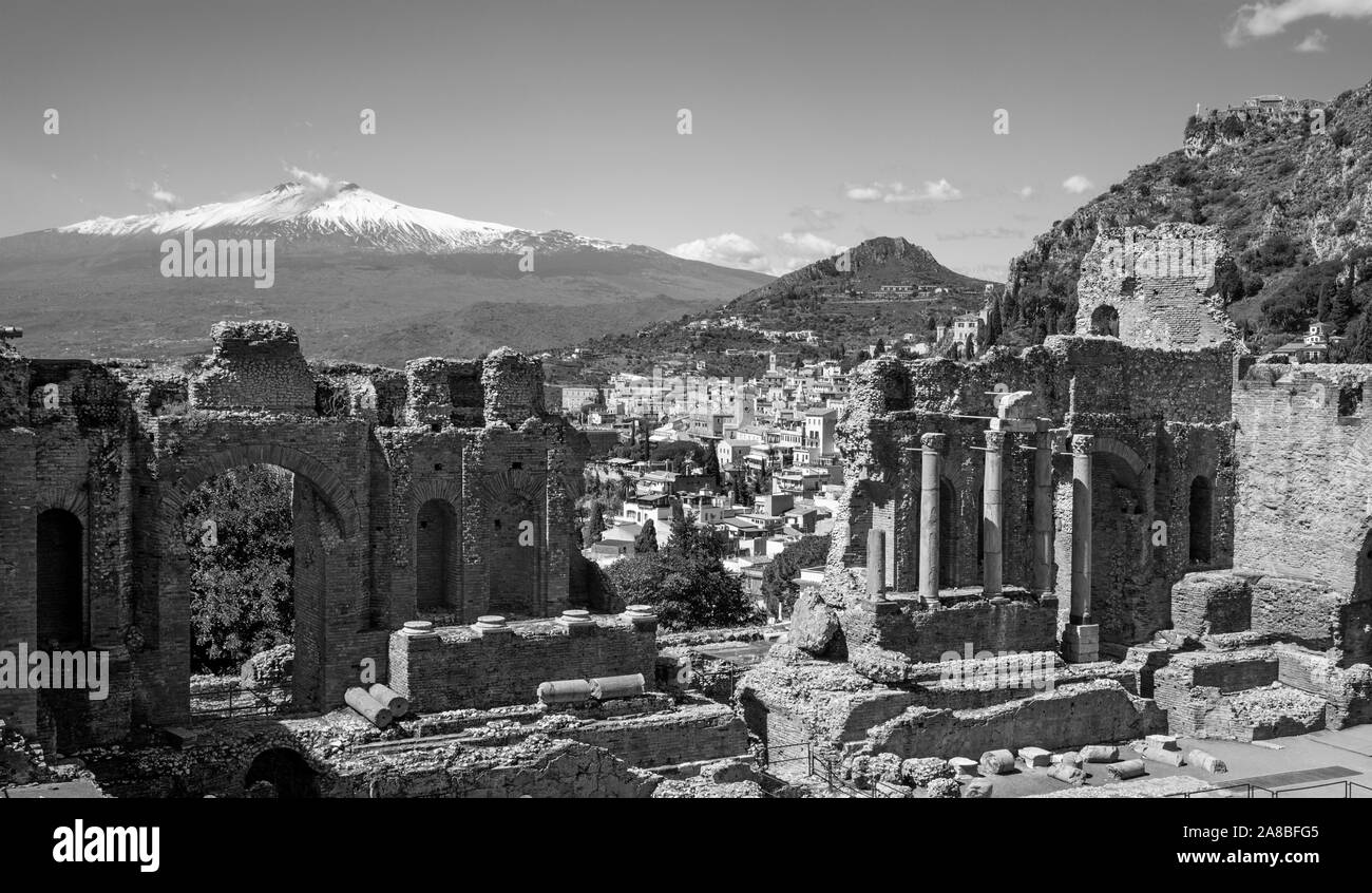 Taormina - das Griechische Theater mit dem Mt. Vulkan Ätna und die Stadt. Stockfoto
