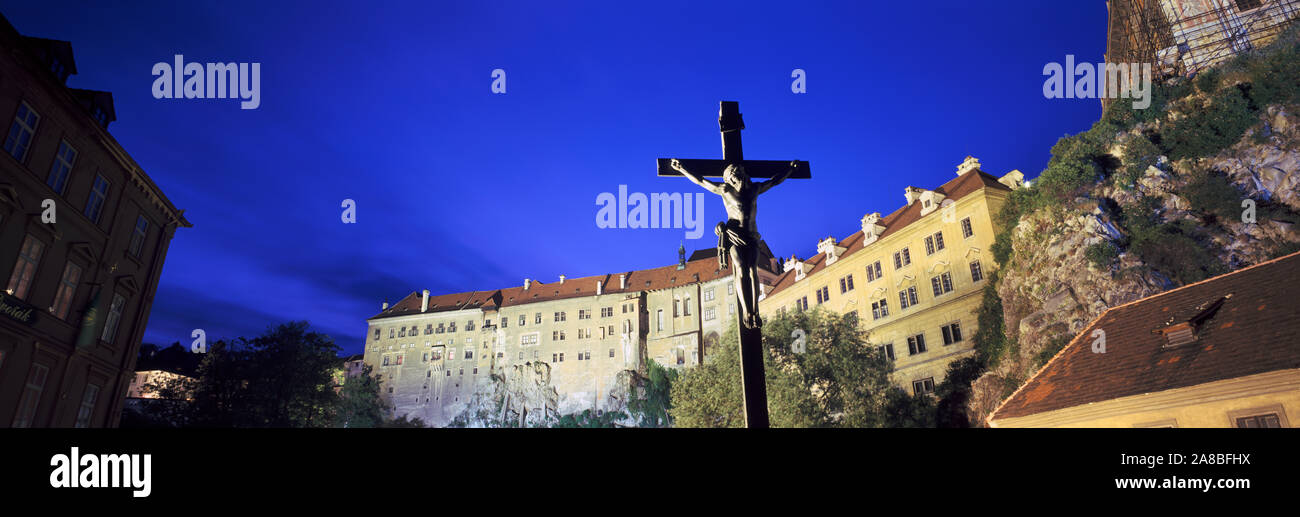 Statue von Jesus Christus am Kreuz, Cesky Krumlov, Tschechische Republik Stockfoto