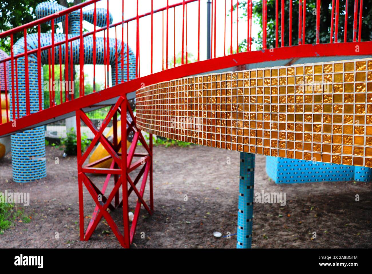Ungewöhnliche Kinder buntes Mosaik Spielplatz. Landschaft Gehweg parken. Kiew. Die Ukraine Stockfoto