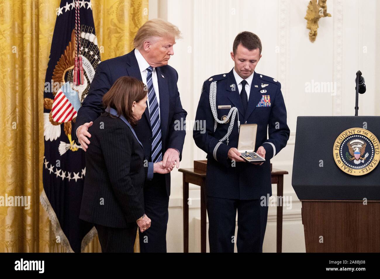 Washington, DC, USA. 7 Nov, 2019. November 7, 2019 - Washington, DC, USA: Präsident Donald Trump und Susan Rescorla, bei der Präsentation der Präsidentschaftswahlen Bürger Medaille posthum zu Rick Rescorla im East Room des Weißen Hauses. Quelle: Michael Brochstein/ZUMA Draht/Alamy leben Nachrichten Stockfoto