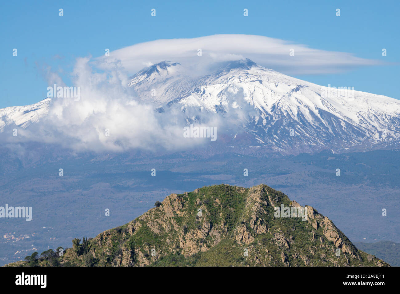 Taormina - der Mt. Vulkan Ätna in der sizilianischen Landschaft. Stockfoto