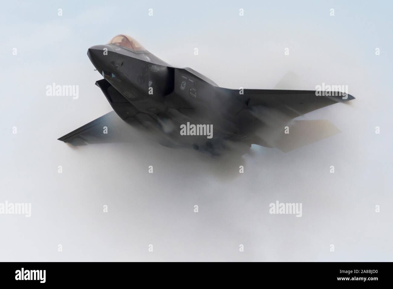 Die United States Air Force F-35 Lightning II führt eine Demo auf dem 2019 Cleveland Airshow. Stockfoto