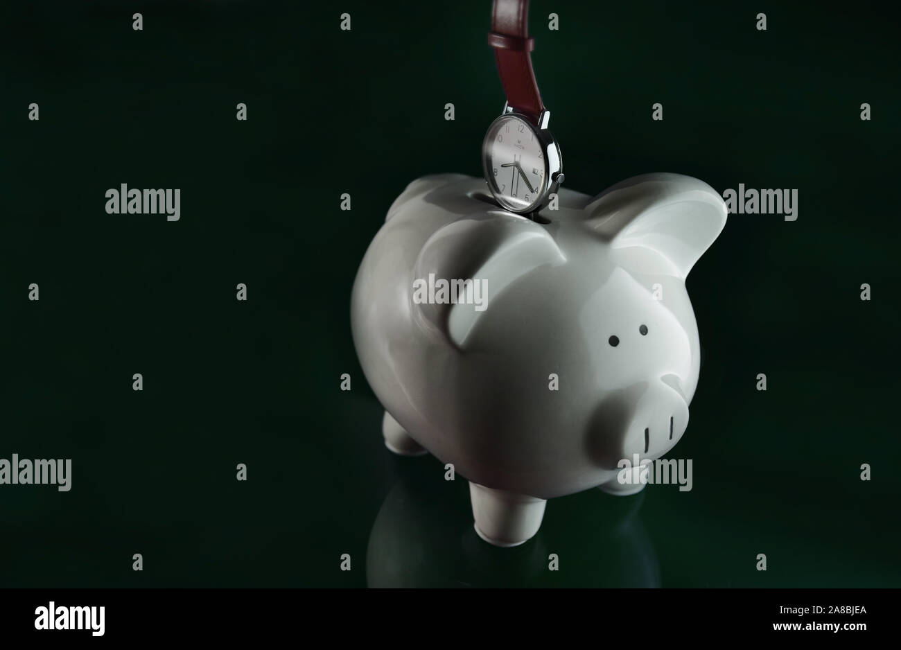 Die Uhr stellt die Zeit dar, die man sparen möchte. Zeit ist Geld. Low-Key, Kopierspeicher. Stockfoto