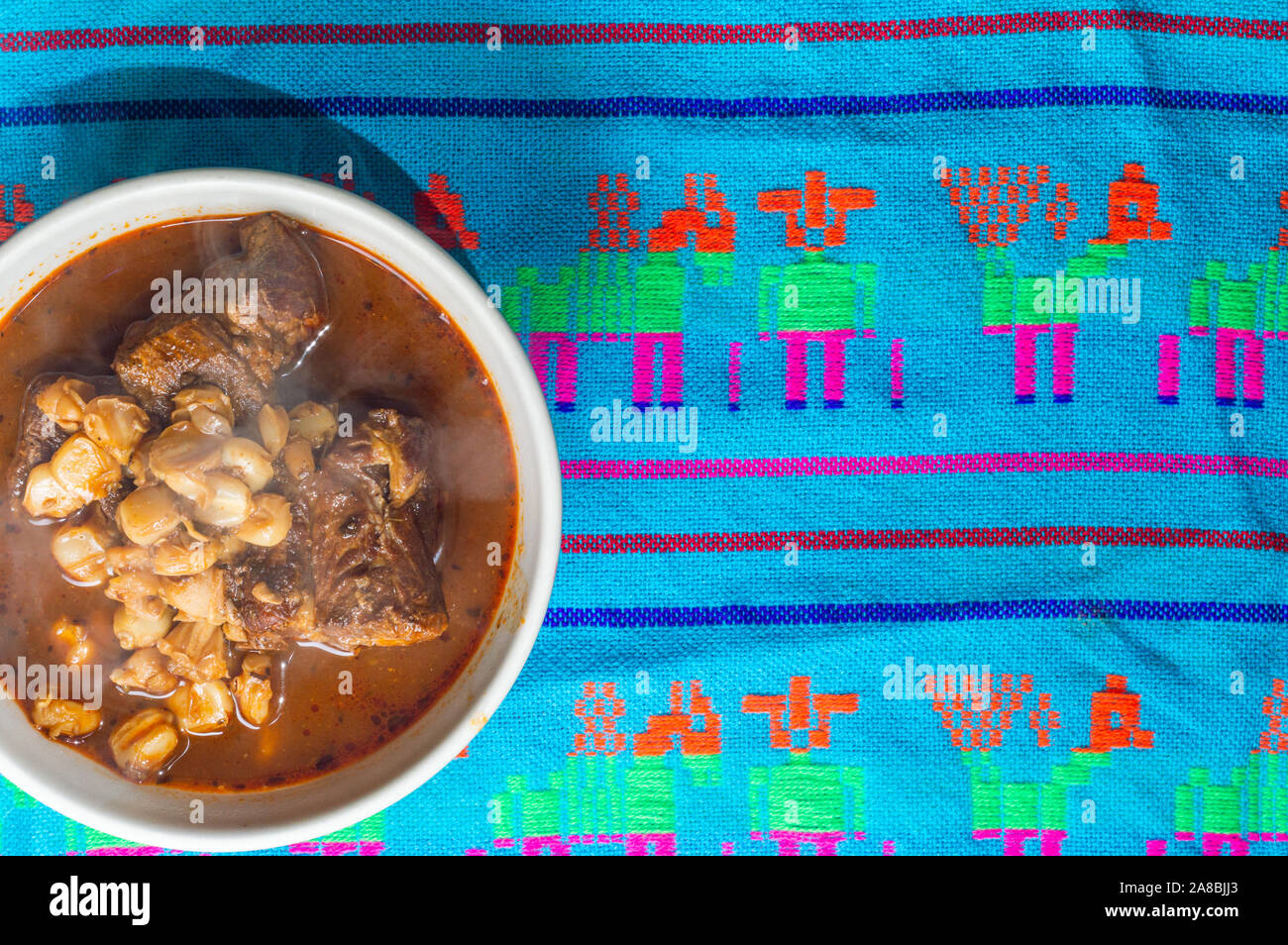 Red Pozole, einer traditionellen mexikanischen Eintopf mit Schweinefleisch und hominy Mais hergestellt. Auch als posole bekannt. Stockfoto