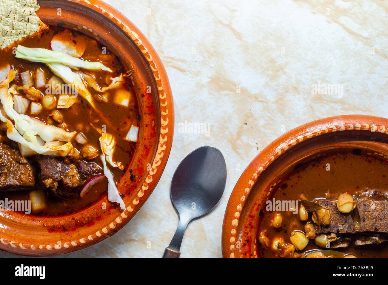 Red Pozole, einer traditionellen mexikanischen Eintopf mit Schweinefleisch und hominy Mais hergestellt. Auch als posole bekannt. Stockfoto