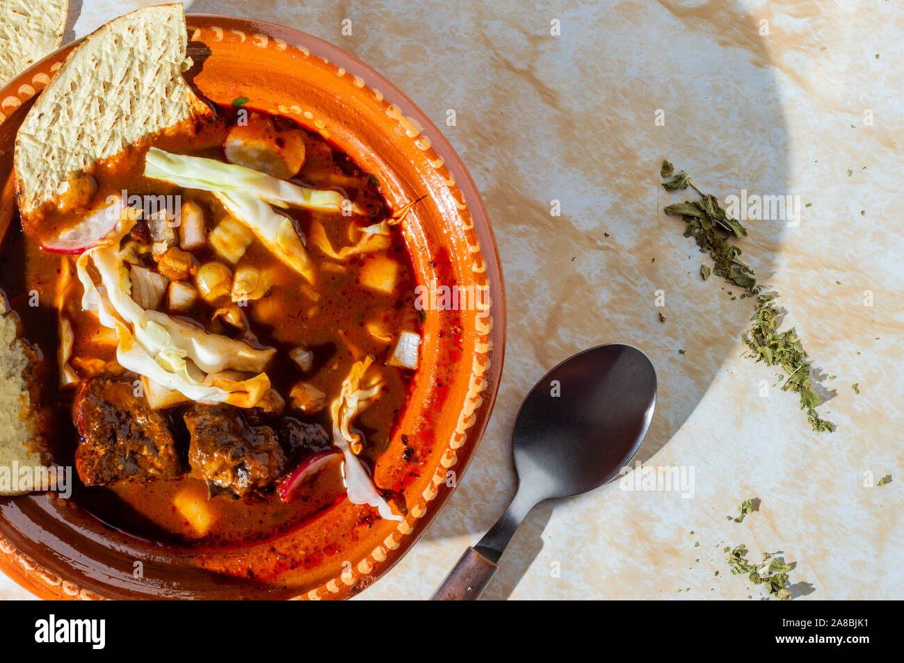 Red Pozole, einer traditionellen mexikanischen Eintopf mit Schweinefleisch und hominy Mais hergestellt. Auch als posole bekannt. Stockfoto