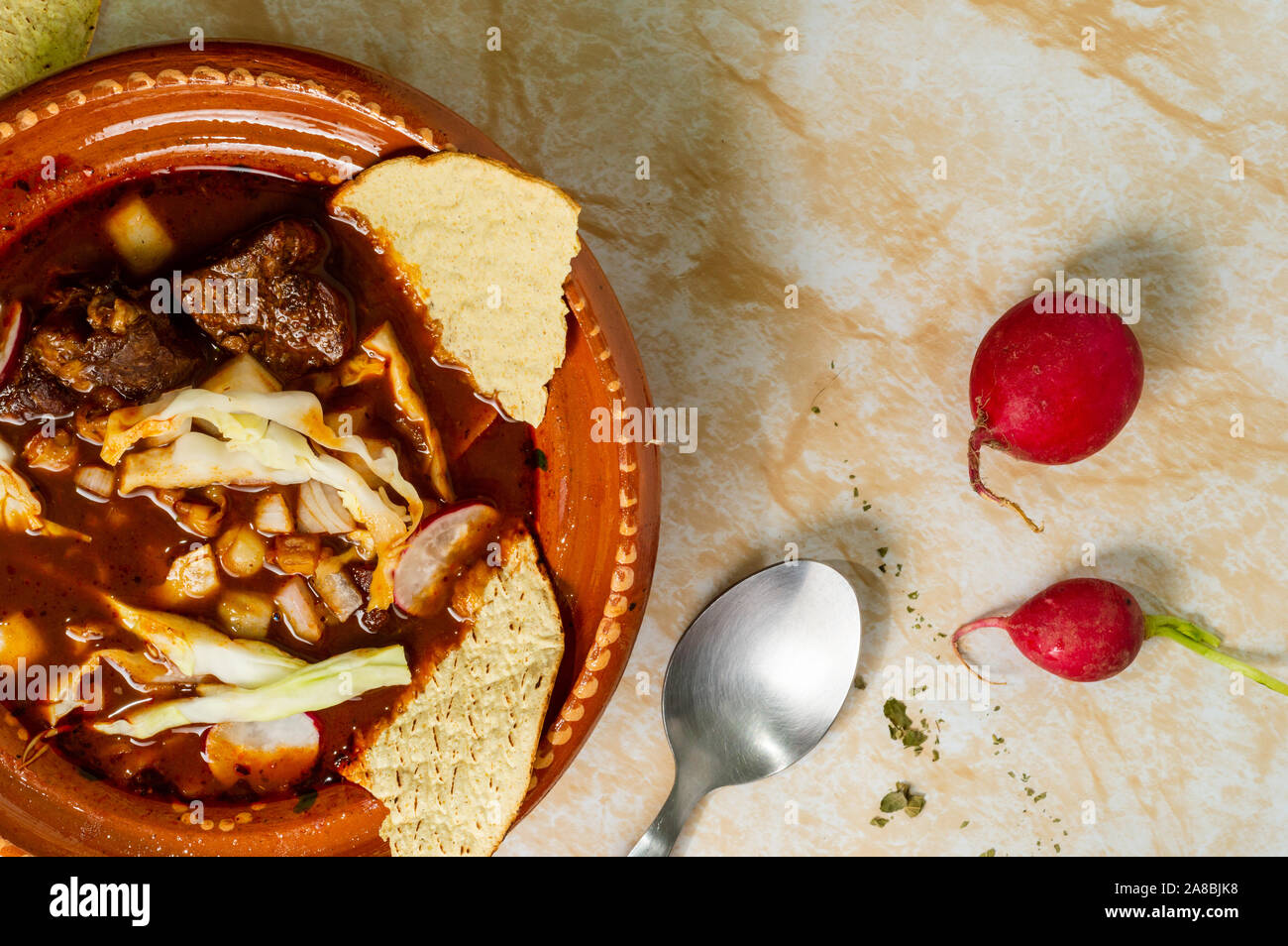 Red Pozole, einer traditionellen mexikanischen Eintopf mit Schweinefleisch und hominy Mais hergestellt. Auch als posole bekannt. Stockfoto