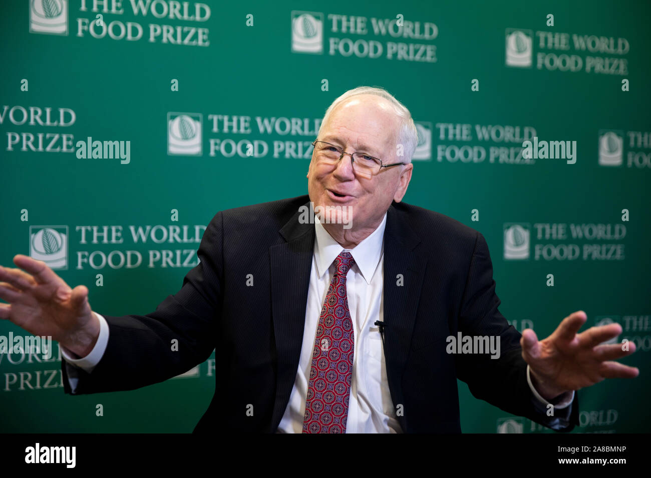 Des Moines, USA. Okt, 2019 18. Kenneth Quinn, Präsident des World Food Prize Foundation und der ehemalige US-Botschafter in Kambodscha, spricht in einem Interview mit der Nachrichtenagentur Xinhua in Des Moines, Iowa, USA, Okt. 18, 2019. Gehen mit 'Interview: Gesunde Entwicklung des U.S.-China Beziehungen förderlich für beide Länder, Welt - ehemaliger Diplomat' Quelle: Wang Ying/Xinhua/Alamy leben Nachrichten Stockfoto