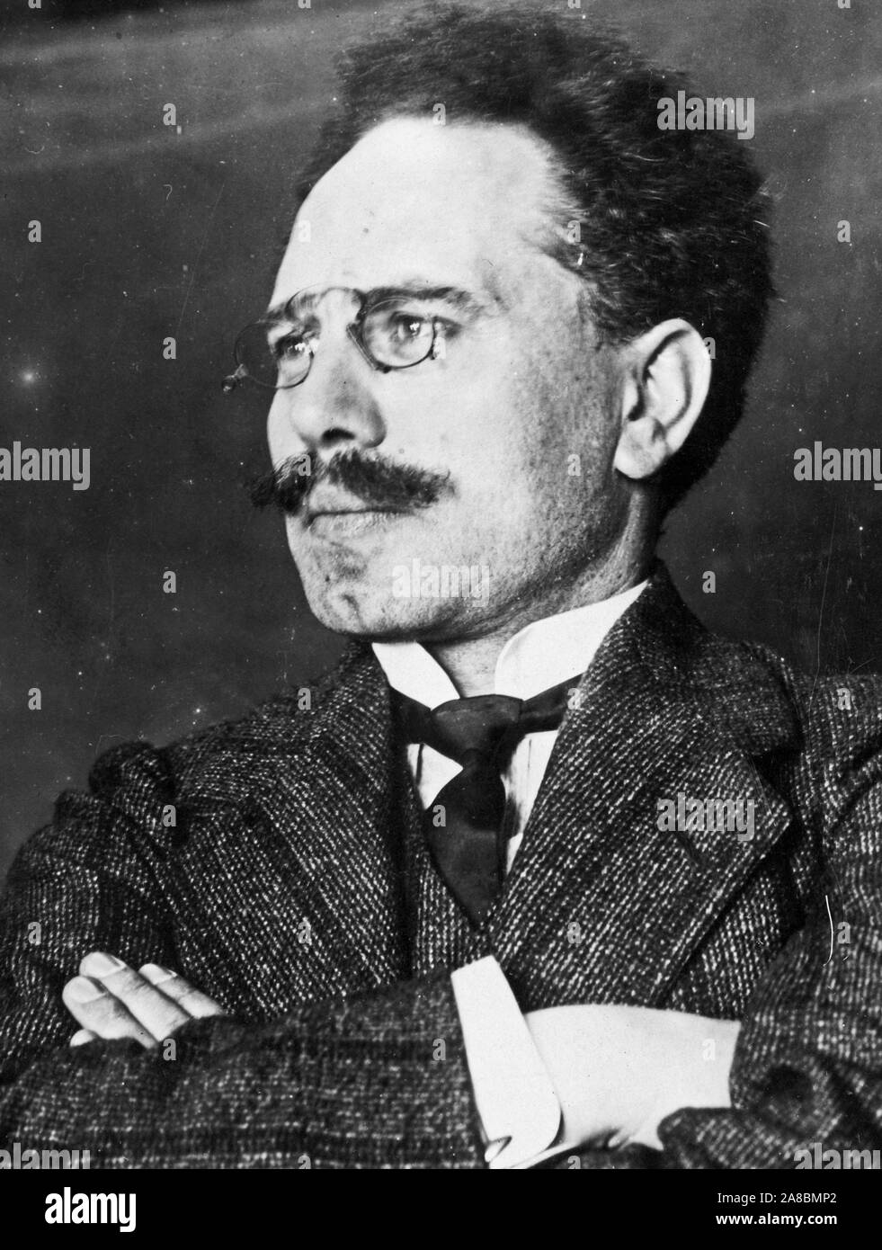 Dr. Karl Liebknecht, mit Kopf und Schultern im Porträt, verschränkte die Arme und nach links c 1911 Stockfoto