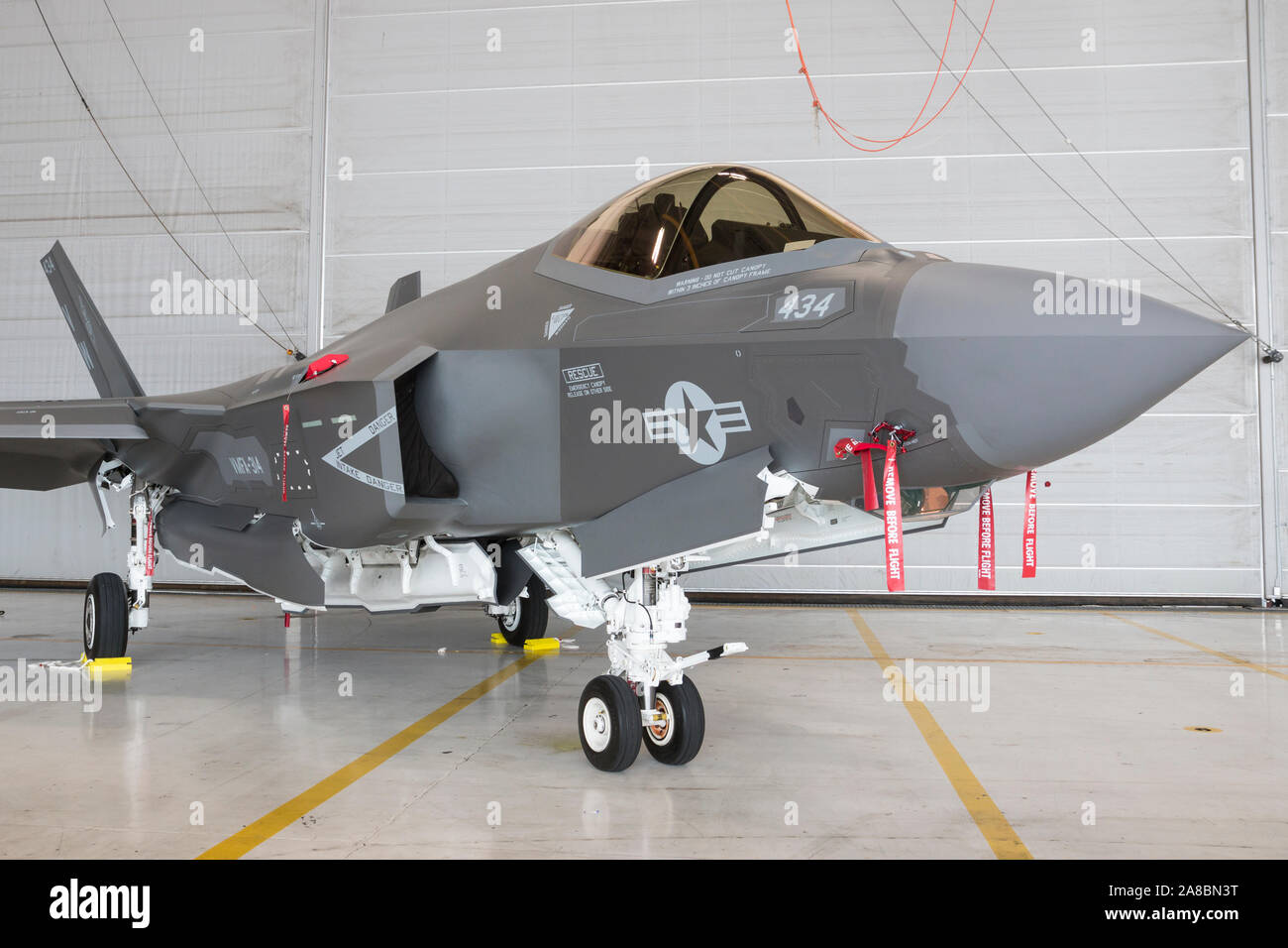 Eine USMC F-35B Blitz II sitzt auf Static Display, während im Star Spangled Salute Air & Space Show auf Tinker Air Force Base bewacht. Stockfoto