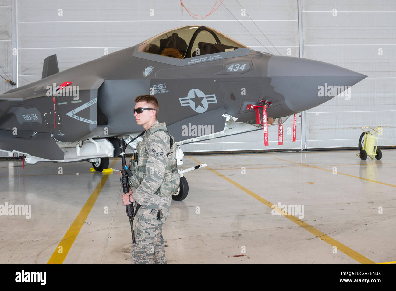 Eine USMC F-35B Blitz II sitzt auf Static Display, während im Star Spangled Salute Air & Space Show auf Tinker Air Force Base bewacht. Stockfoto