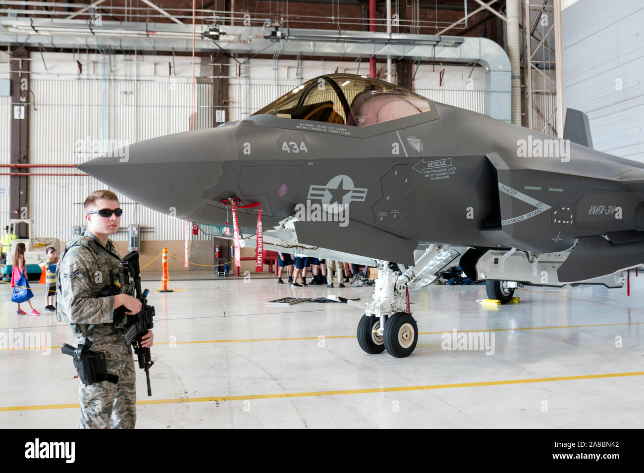 Eine USMC F-35B Blitz II sitzt auf Static Display, während im Star Spangled Salute Air & Space Show auf Tinker Air Force Base bewacht. Stockfoto