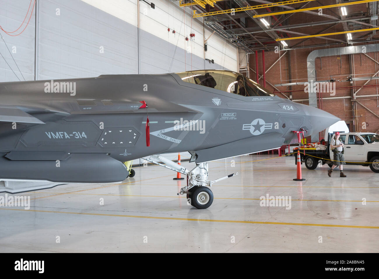 Eine USMC F-35B Blitz II sitzt auf Static Display, während im Star Spangled Salute Air & Space Show auf Tinker Air Force Base bewacht. Stockfoto
