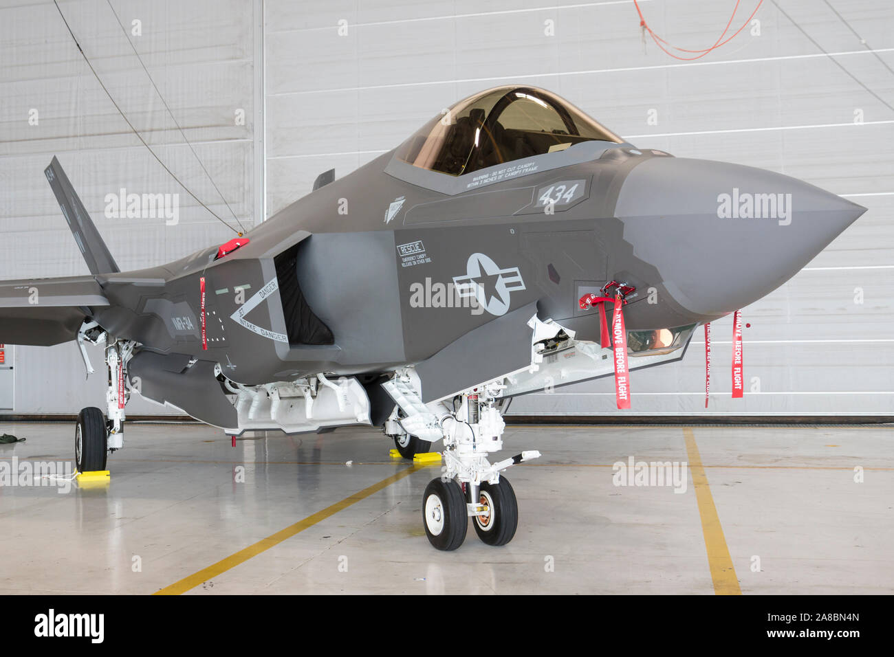 Eine USMC F-35B Blitz II sitzt auf Static Display, während im Star Spangled Salute Air & Space Show auf Tinker Air Force Base bewacht. Stockfoto