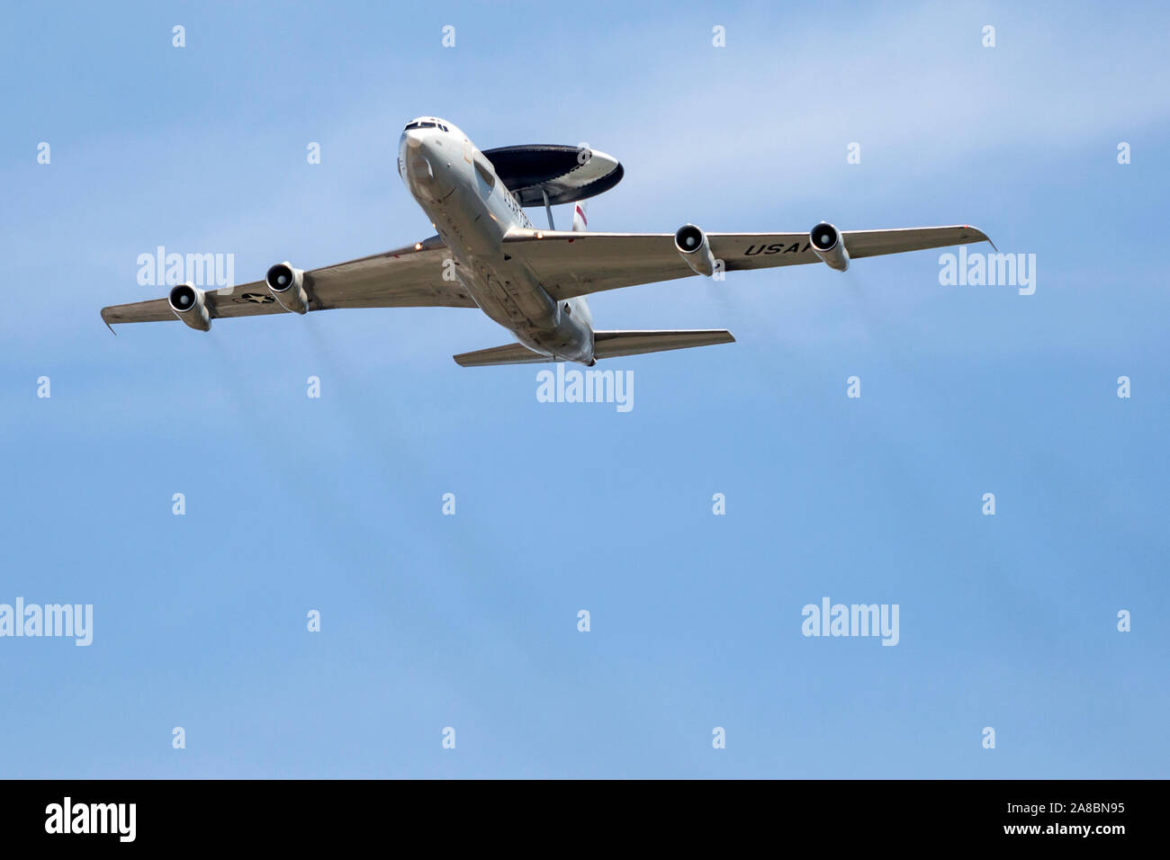 Die United States Air Force E-3 Sentry führt einen Vorbeiflug im Star Spangled Salute Air & Space Show auf Tinker Air Force Base. Stockfoto