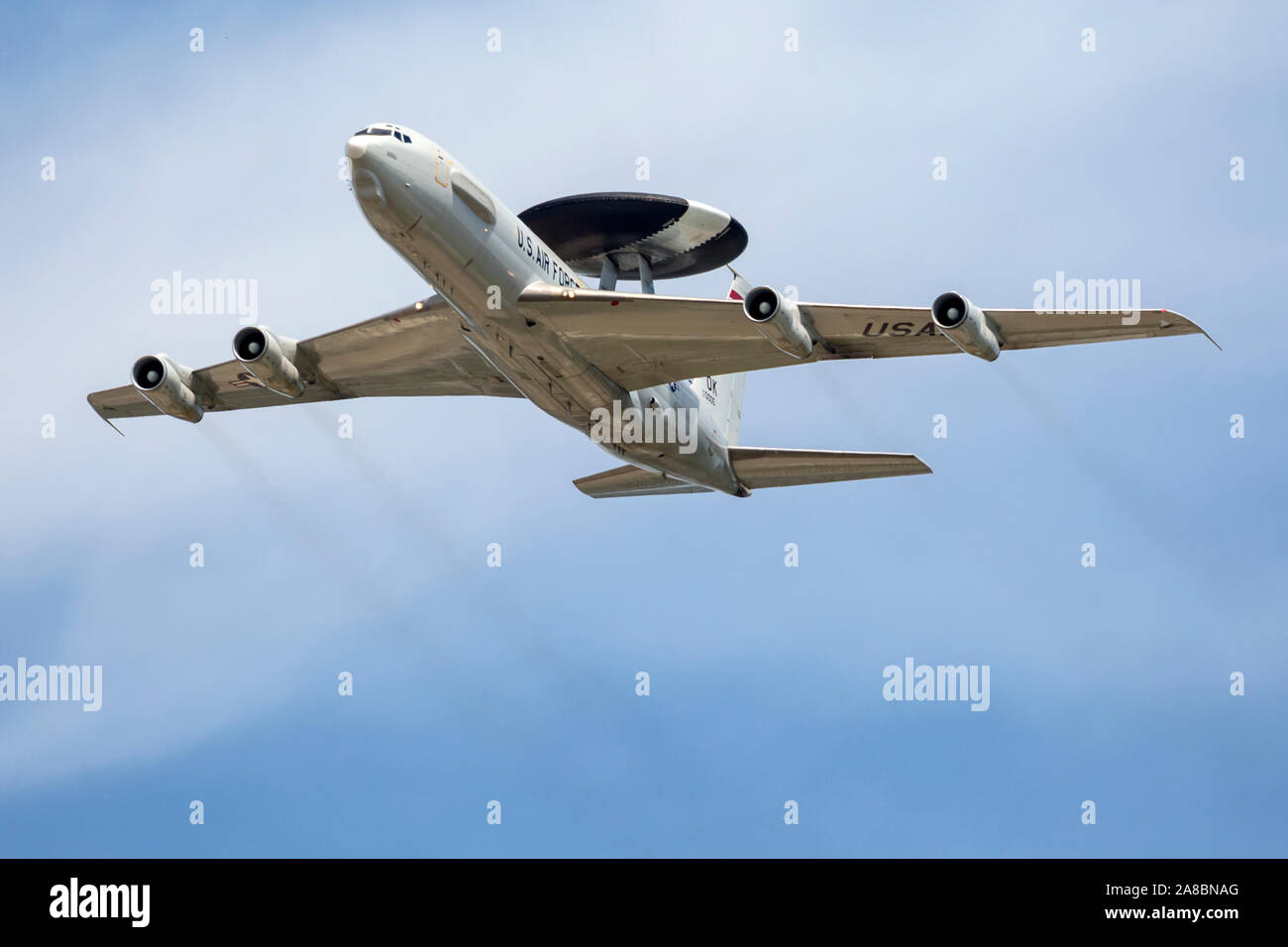 Die United States Air Force E-3 Sentry führt einen Vorbeiflug im Star Spangled Salute Air & Space Show auf Tinker Air Force Base. Stockfoto