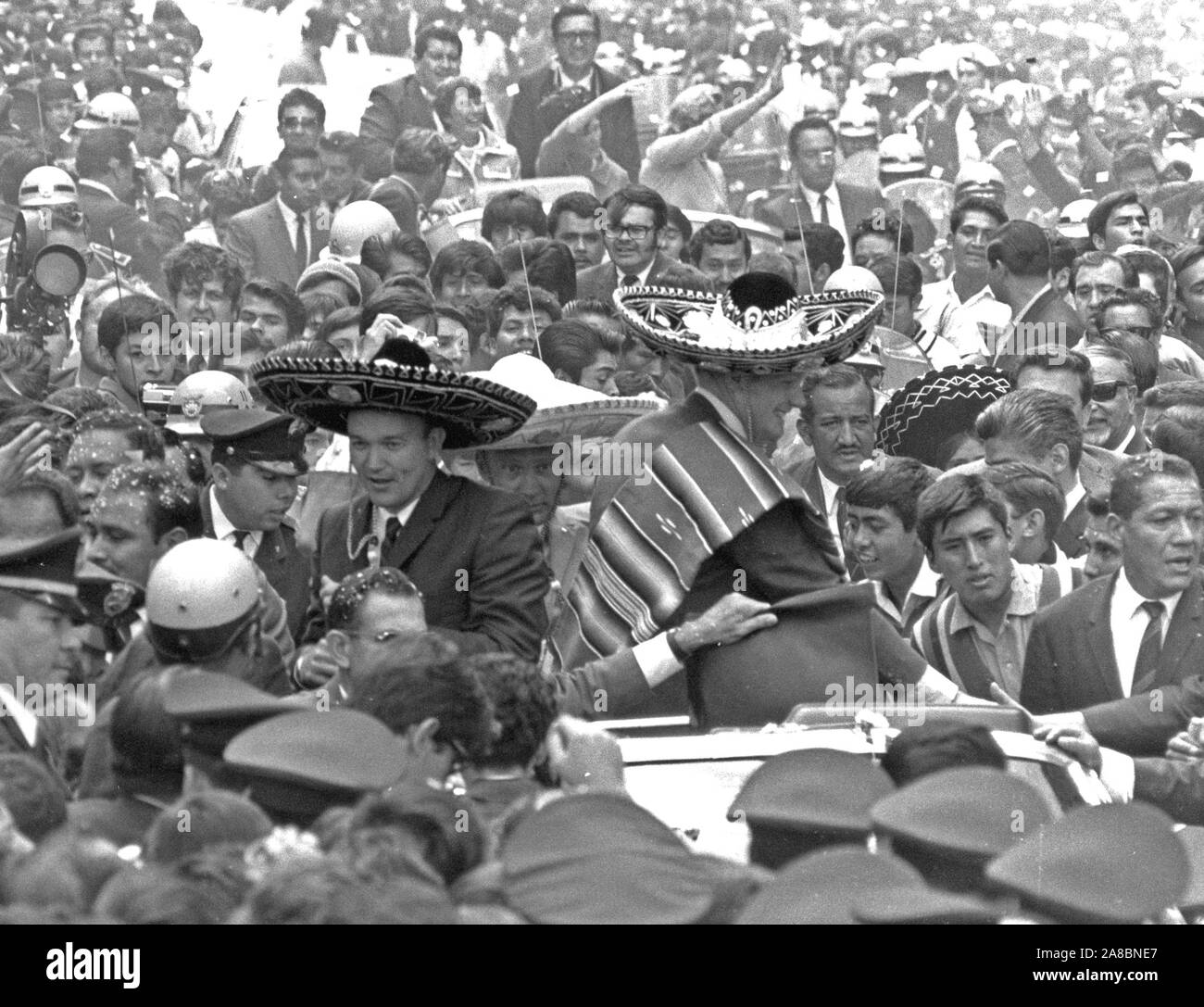 Die Apollo-11-Astronauten, Neil A Armstrong, Edwin E., Jr., Aldrin und Michael Collins, tragen Sombreros und Ponchos, werden von Tausenden in Mexiko Stadt wimmelte als ihre wagenkolonne wird durch die begeisterte Menge verlangsamt. Stockfoto