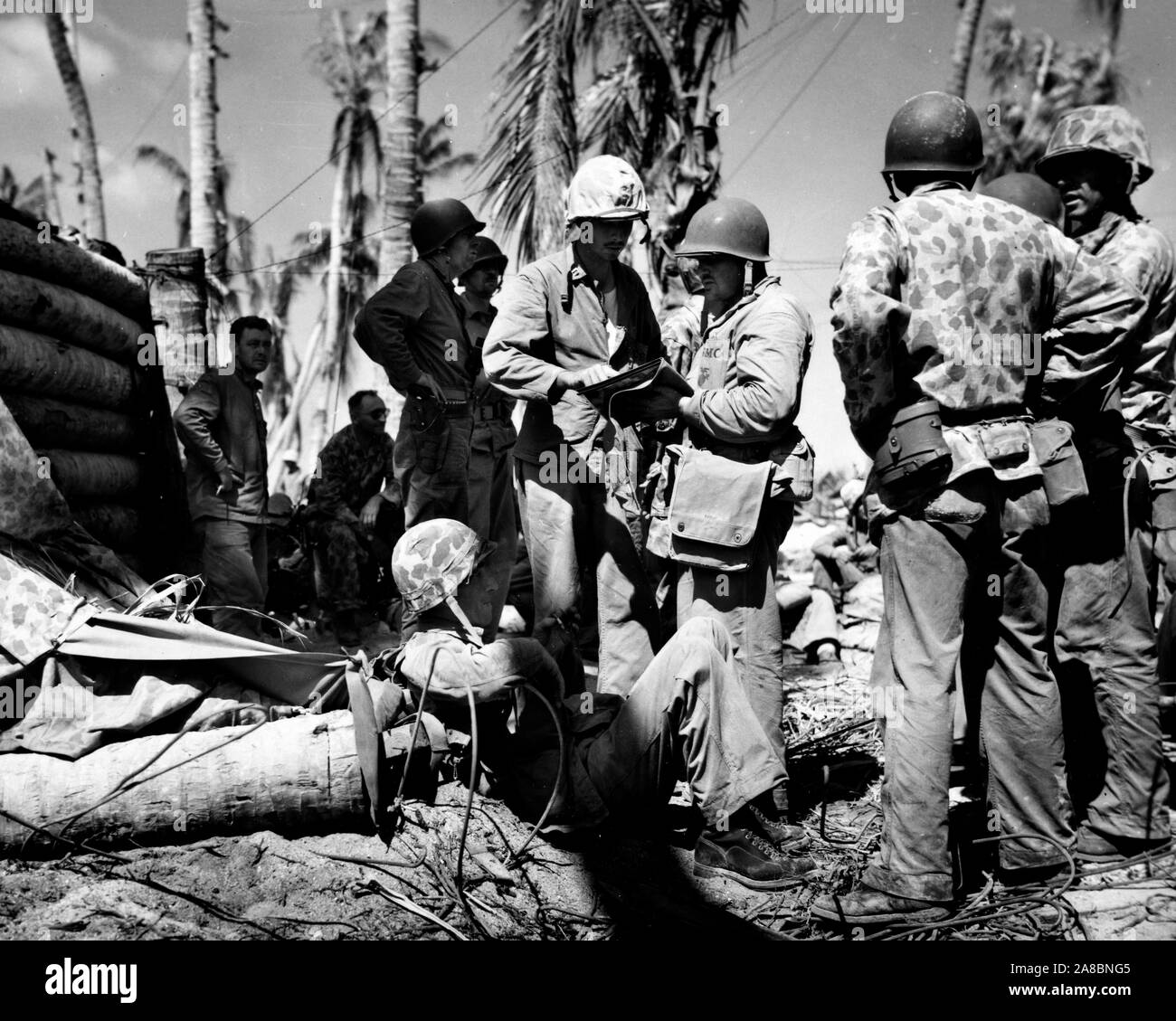 Weltkrieg II Foto-Marine Führer auf Angriff auf Tarawa in einer Konferenz in der Nähe von Bombensicher post-Befehl Stockfoto