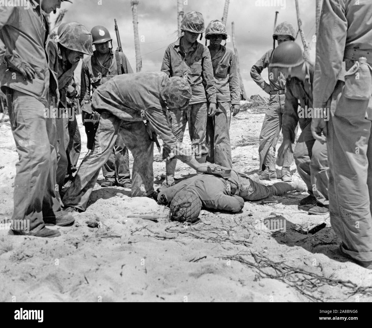 Weltkrieg II Foto-Marines tot japanischen Soldaten surround Suche nach souvineers - Tarawa Stockfoto