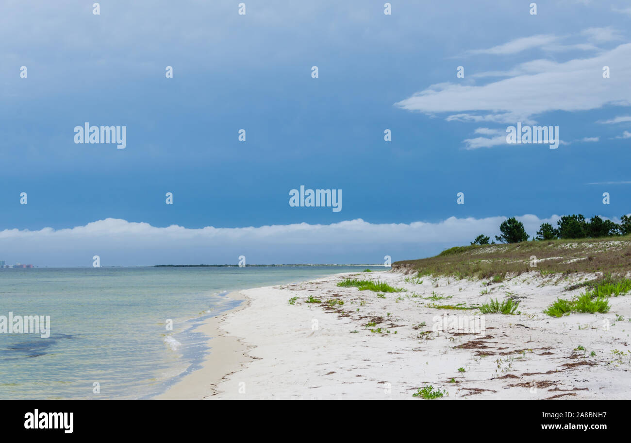 Tropische Gulf Coast Ocean Beach Einlass Landschaft Szene. Landschaftlich schöne touristische Reiseziel Lage. Entspannende Golf Küste Strände an der Küste Stockfoto