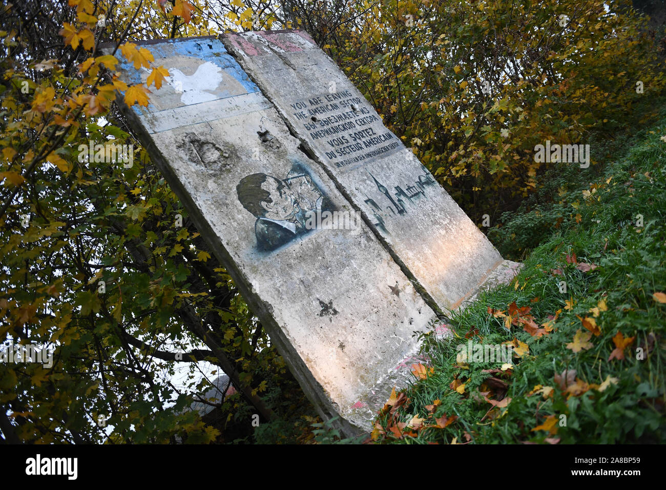 Koitenhagen, Deutschland. 07 Nov, 2019. Teile der ehemaligen Berliner Mauer stand auf einem Parkplatz im Koitenhagen in der Nähe von Greifswald. Ein Unternehmer aus Greifswald hatte die Segmente der Berliner Mauer an der Auktion für 5000 Euro im Jahr 2011 gekauft. Sie hatten vorher gehörte zu den LPG-Breesen in der Nähe von Ahrensburg, die sie nach dem Fall der Mauer von den Grenztruppen der DDR gekauft hatte. 30 Jahre nach dem Fall der Berliner Mauer, die Reste der Berliner Mauer um die halbe Welt gefunden werden können. Quelle: Stefan Sauer/dpa-Zentralbild/ZB/dpa/Alamy leben Nachrichten Stockfoto