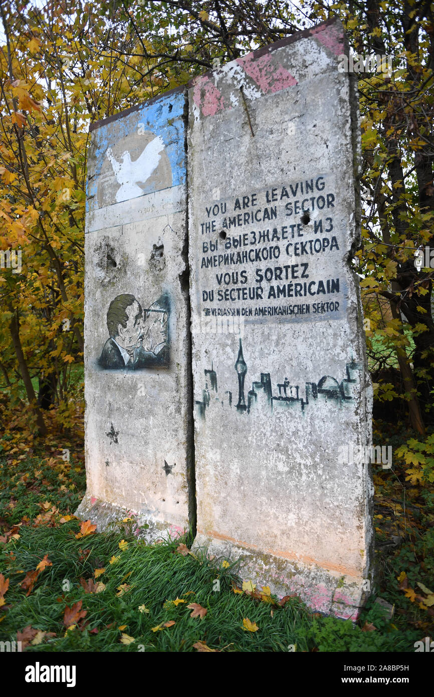 Koitenhagen, Deutschland. 07 Nov, 2019. Teile der ehemaligen Berliner Mauer stand auf einem Parkplatz im Koitenhagen in der Nähe von Greifswald. Ein Unternehmer aus Greifswald hatte die Segmente der Berliner Mauer an der Auktion für 5000 Euro im Jahr 2011 gekauft. Sie hatten vorher gehörte zu den LPG-Breesen in der Nähe von Ahrensburg, die sie nach dem Fall der Mauer von den Grenztruppen der DDR gekauft hatte. 30 Jahre nach dem Fall der Berliner Mauer, die Reste der Berliner Mauer um die halbe Welt gefunden werden können. Quelle: Stefan Sauer/dpa-Zentralbild/ZB/dpa/Alamy leben Nachrichten Stockfoto