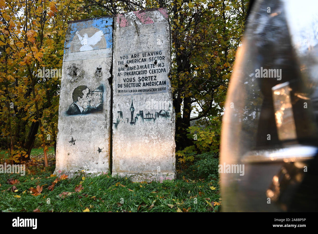 Koitenhagen, Deutschland. 07 Nov, 2019. Teile der ehemaligen Berliner Mauer stand auf einem Parkplatz im Koitenhagen in der Nähe von Greifswald. Ein Unternehmer aus Greifswald hatte die Segmente der Berliner Mauer an der Auktion für 5000 Euro im Jahr 2011 gekauft. Sie hatten vorher gehörte zu den LPG-Breesen in der Nähe von Ahrensburg, die sie nach dem Fall der Mauer von den Grenztruppen der DDR gekauft hatte. 30 Jahre nach dem Fall der Berliner Mauer, die Reste der Berliner Mauer um die halbe Welt gefunden werden können. Quelle: Stefan Sauer/dpa-Zentralbild/ZB/dpa/Alamy leben Nachrichten Stockfoto