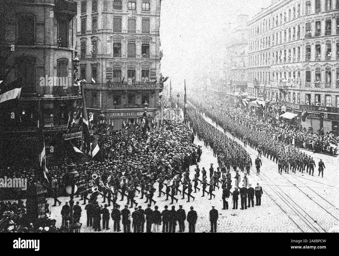 7/14/1918 - Zeremonien - Tag der Bastille, 1918 - Feier zum Tag der Bastille, Lyon, Frankreich. Die amerikanischen Truppen paradieren durch der Republic Street, Lyon. Pont Wilson wurde eingeweiht Tag der Bastille Stockfoto