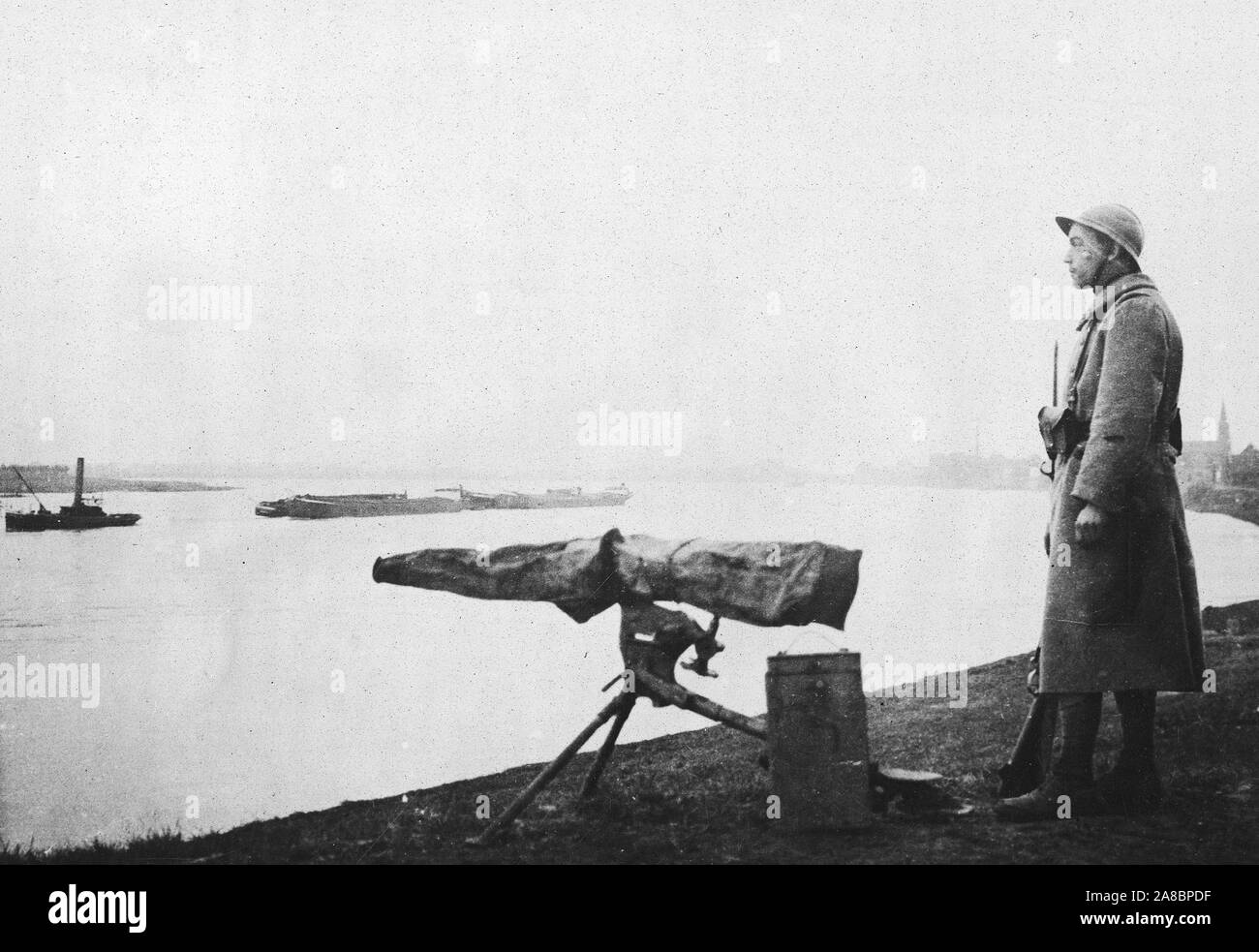 Der besatzungsarmee - Französisch auf dem Rhein. Französische machine Gunner und Gewehr 23 Infanterie, Wache auf dem Rhein in der Nähe von Crinlinghausen wenige Kilometer her mDuseldorf Stockfoto