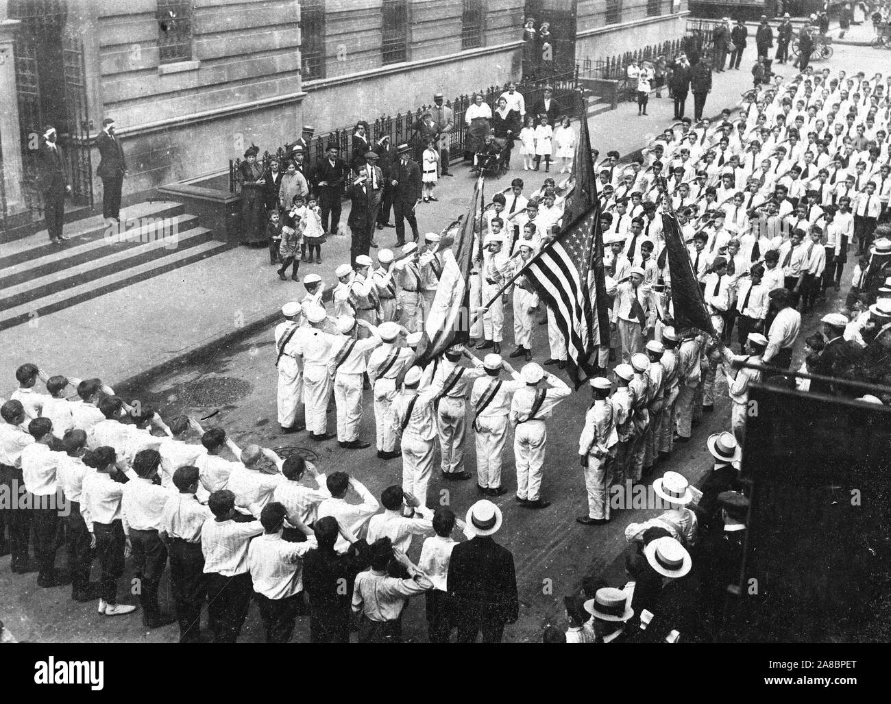 1918 - Zeremonien - Flag Day, 1918 - East Side Schule Kinder beobachten, Flag Day, NEW YORK, die Schulkinder von P.S.: 20, auf Rivington St., beobachtet Flag Tag. Veteranen der Kriege erklärt die Bedeutung der Flagge der Kinder, fast alle von ihnen sind ausländischer Herkunft Stockfoto